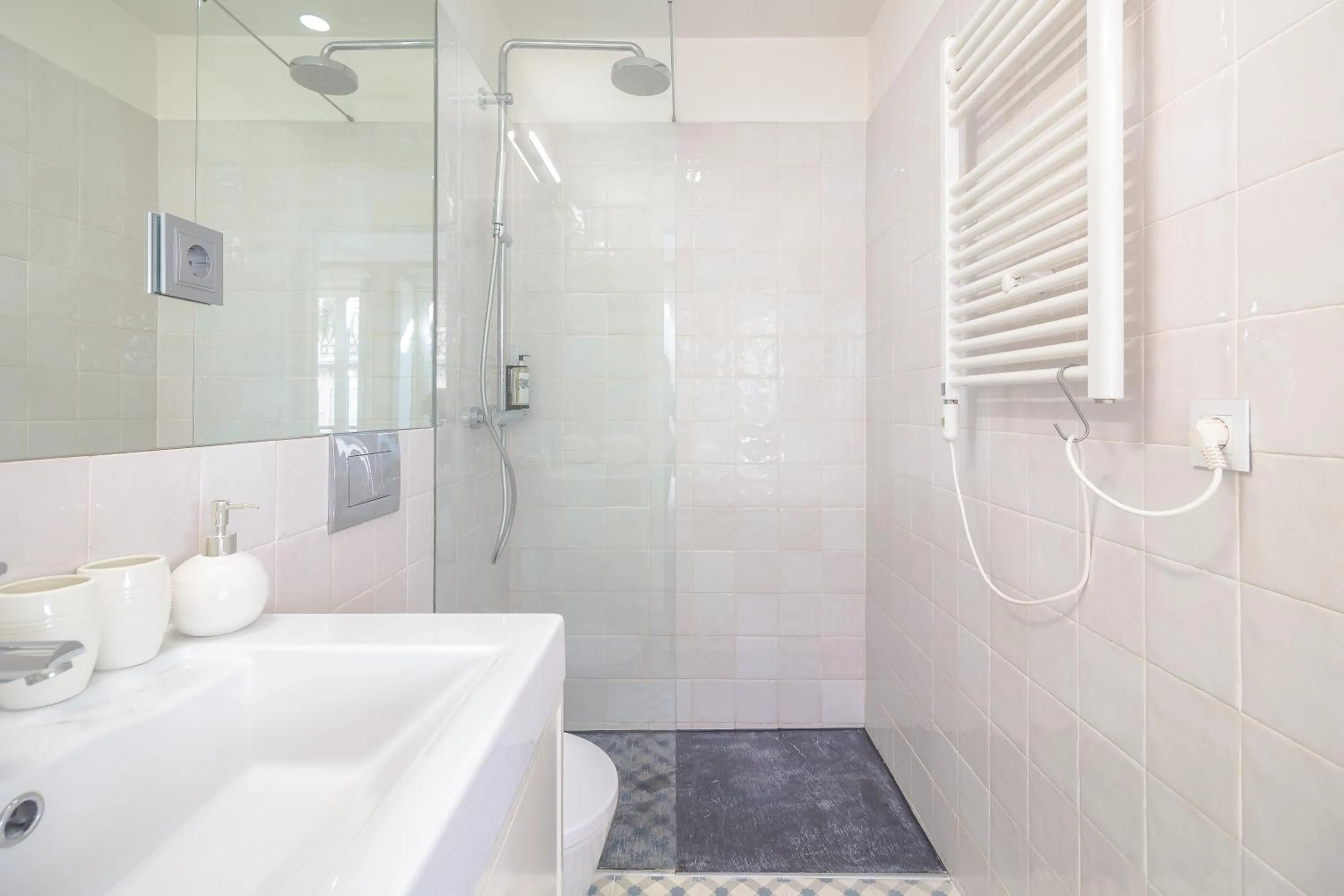 Shower in YOUROPO - The Tower