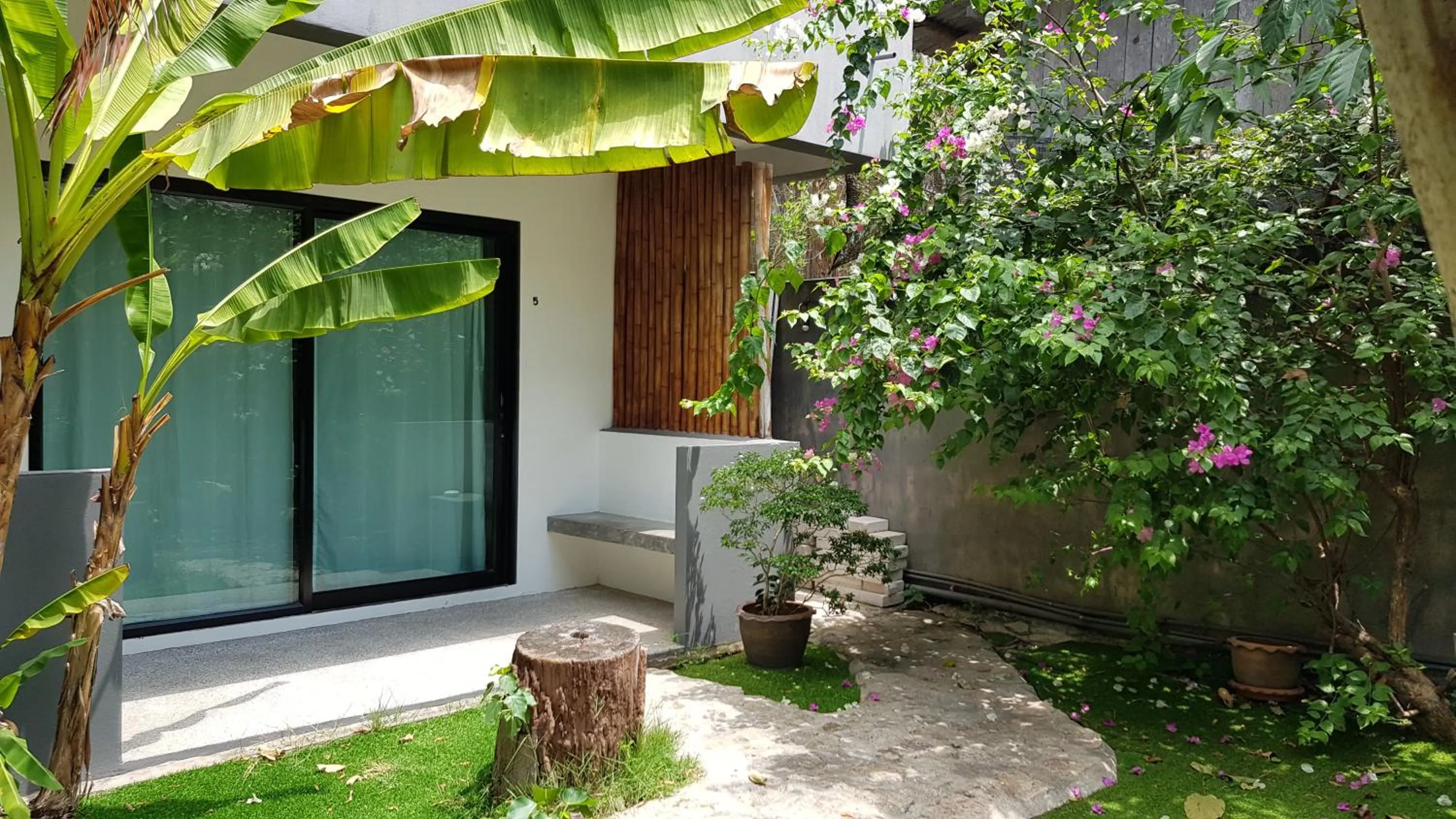 Garden view in Sairee Sairee Guesthouse