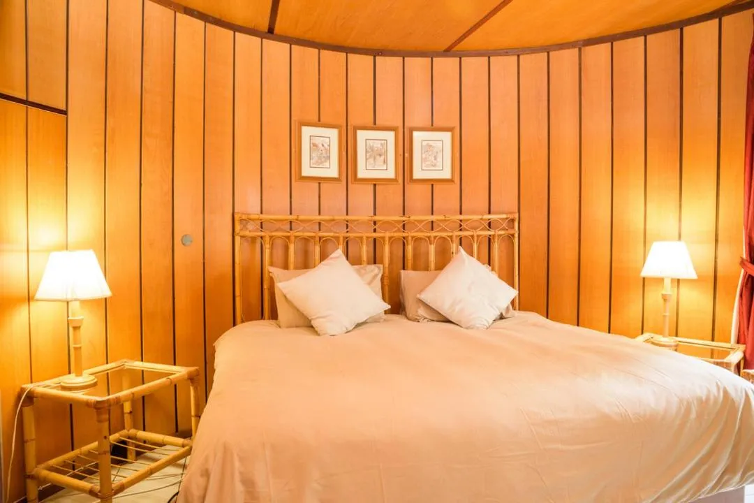 Bedroom, Bed in Kings Lodge Hotel