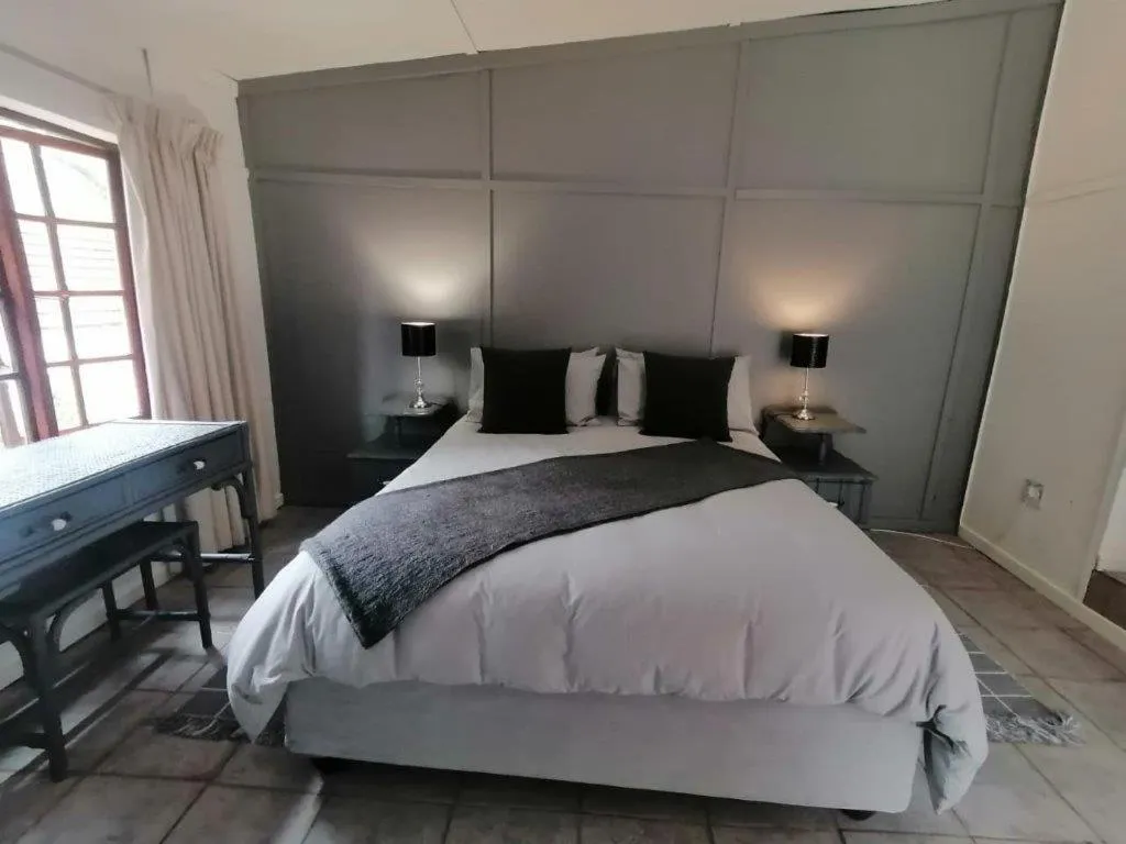 Photo of the whole room, Bed in Kings Lodge Hotel