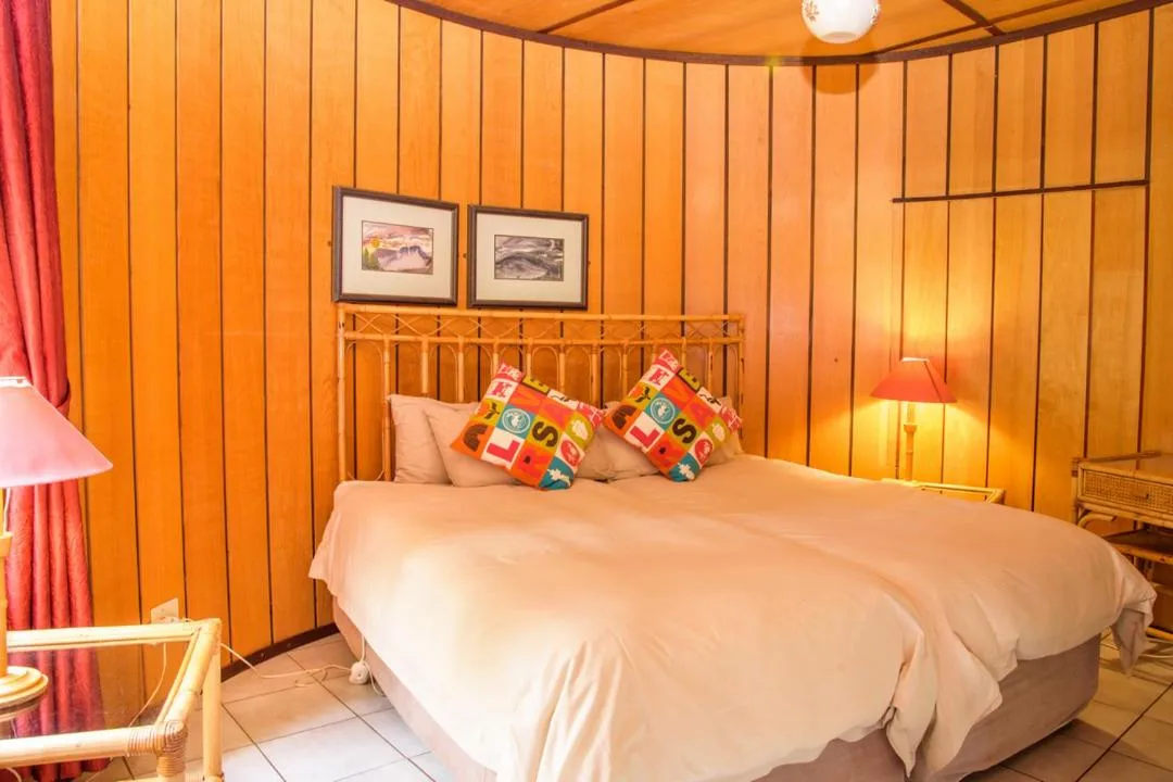 Bedroom, Bed in Kings Lodge Hotel