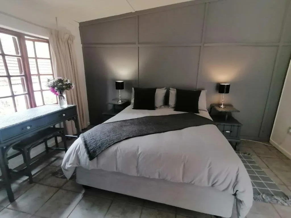 Bedroom, Bed in Kings Lodge Hotel