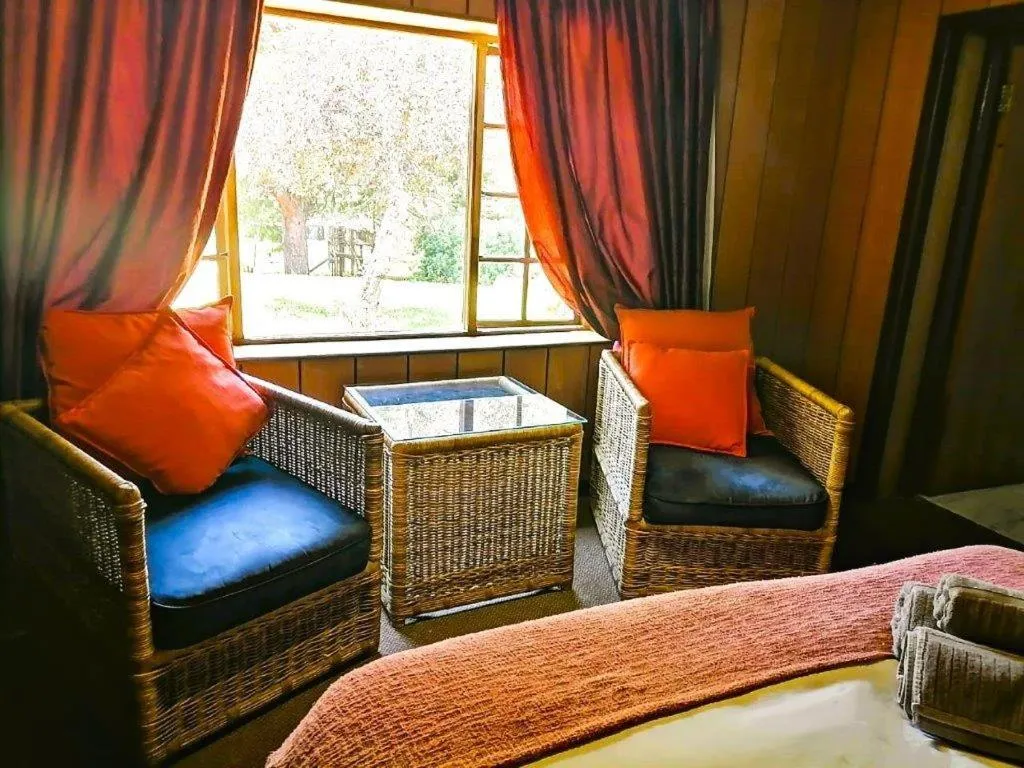 Bedroom in Kings Lodge Hotel