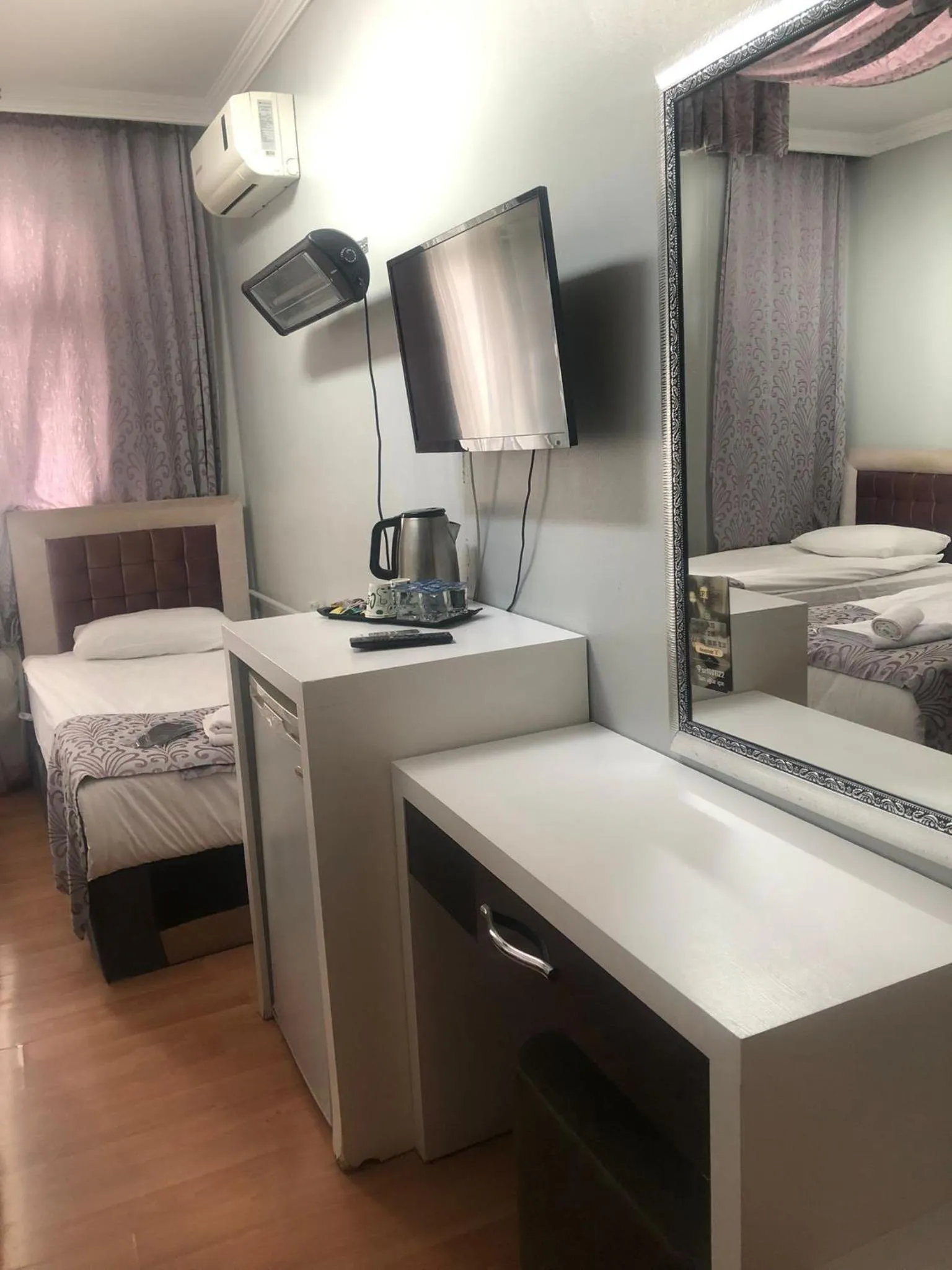 Photo of the whole room in SRF Hotel