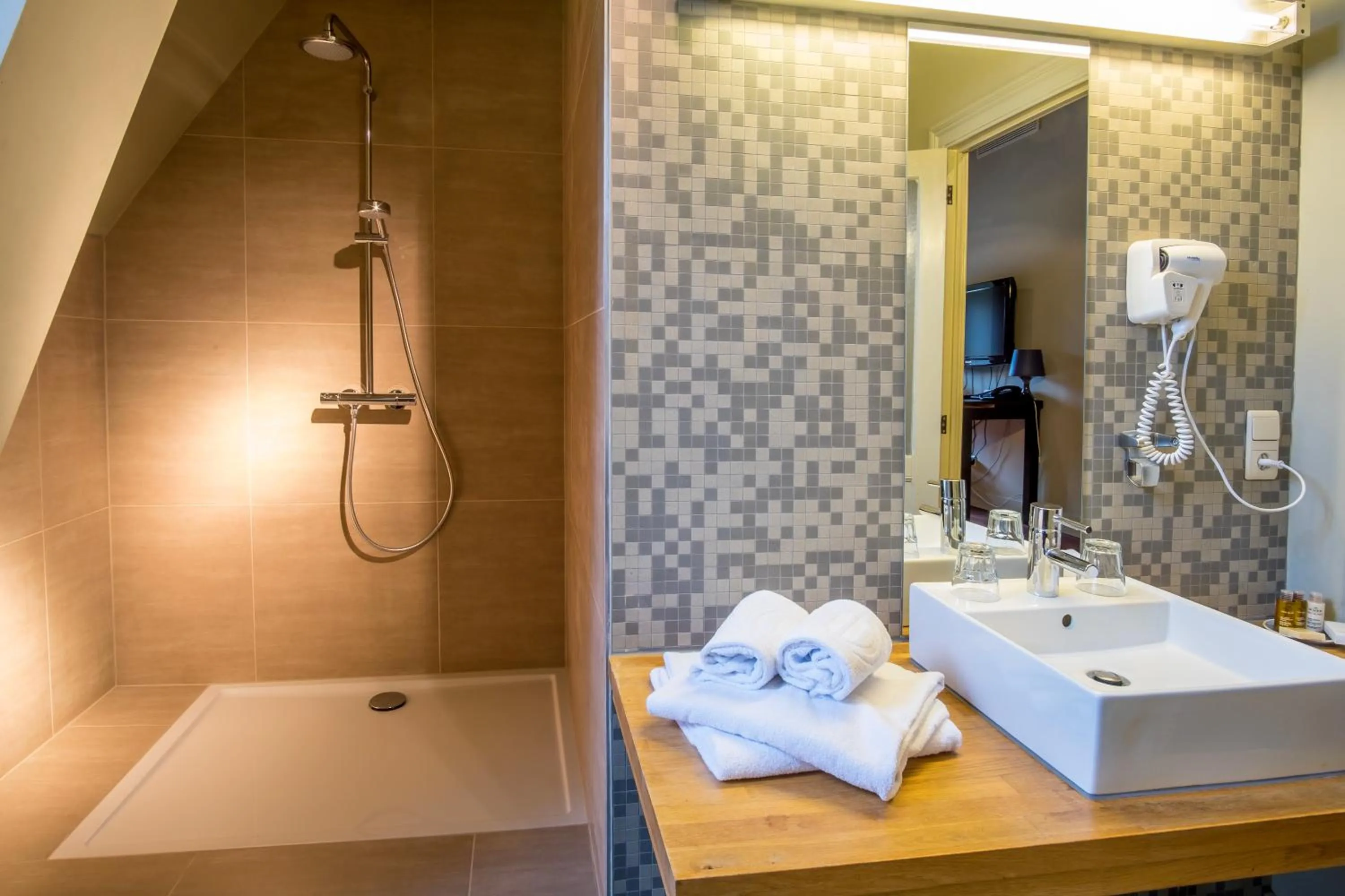 Bathroom in La Merveilleuse by Infiniti hôtel