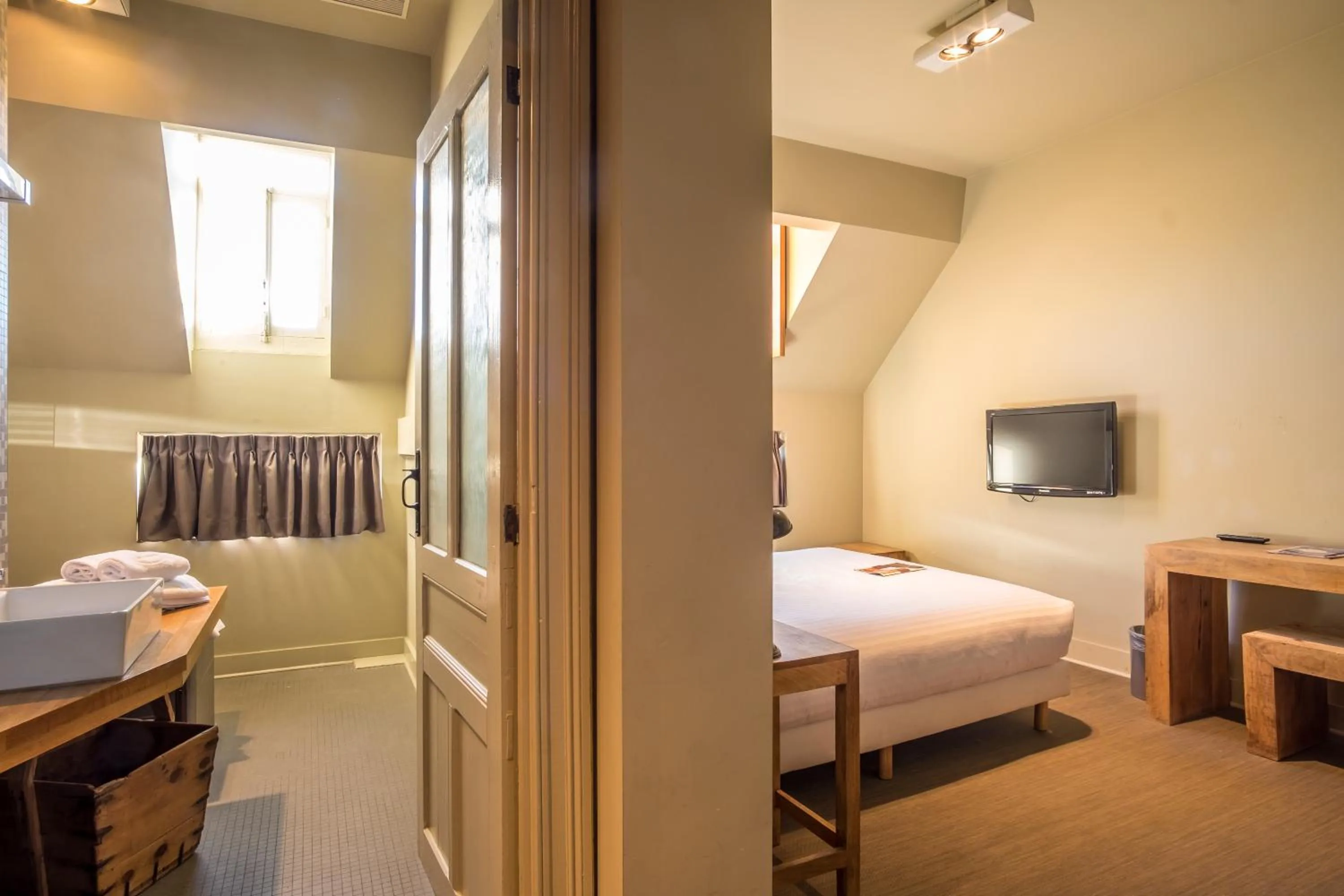 Bathroom, Bed in La Merveilleuse by Infiniti hôtel