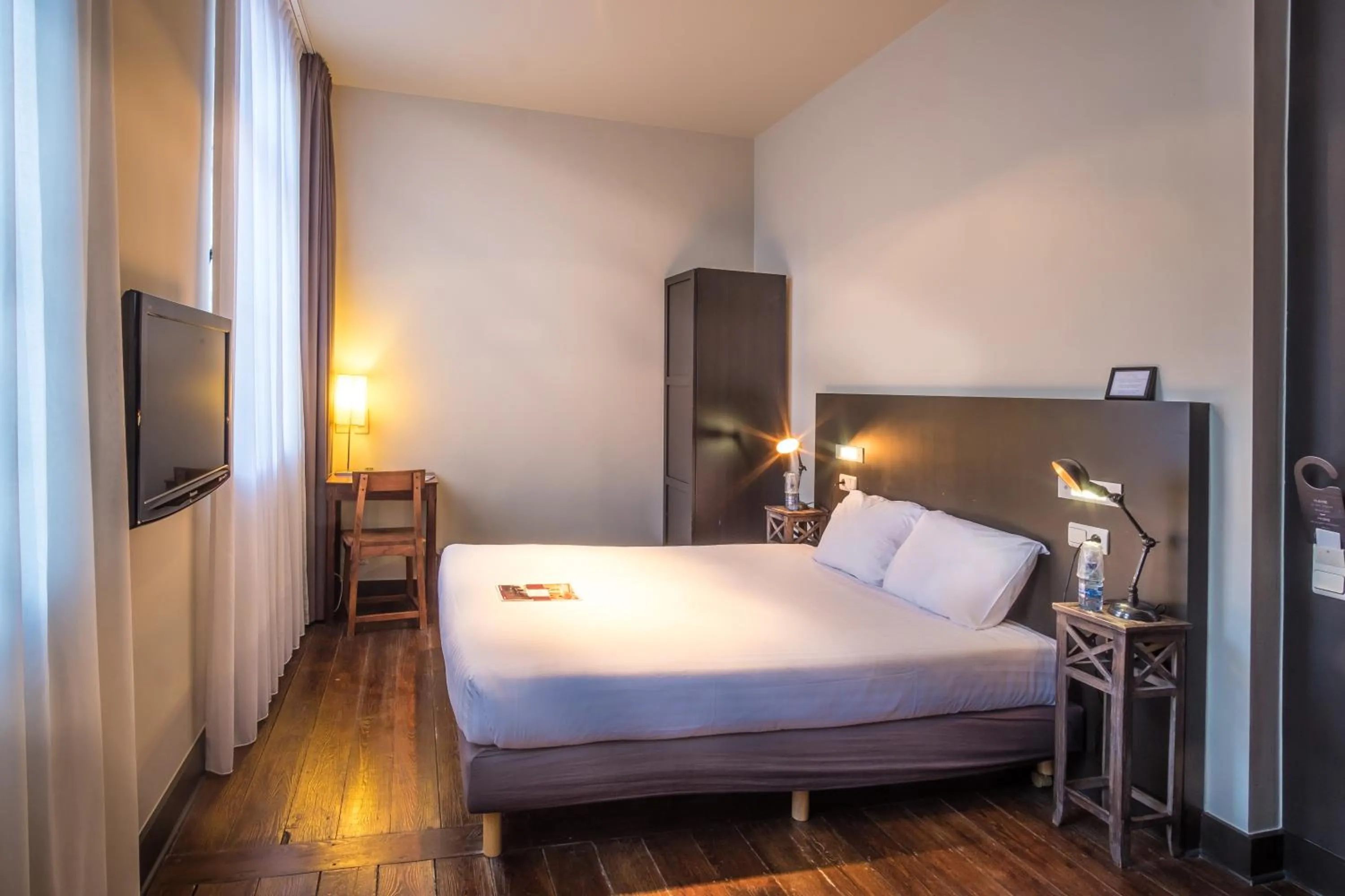 Bedroom, Bed in La Merveilleuse by Infiniti hôtel