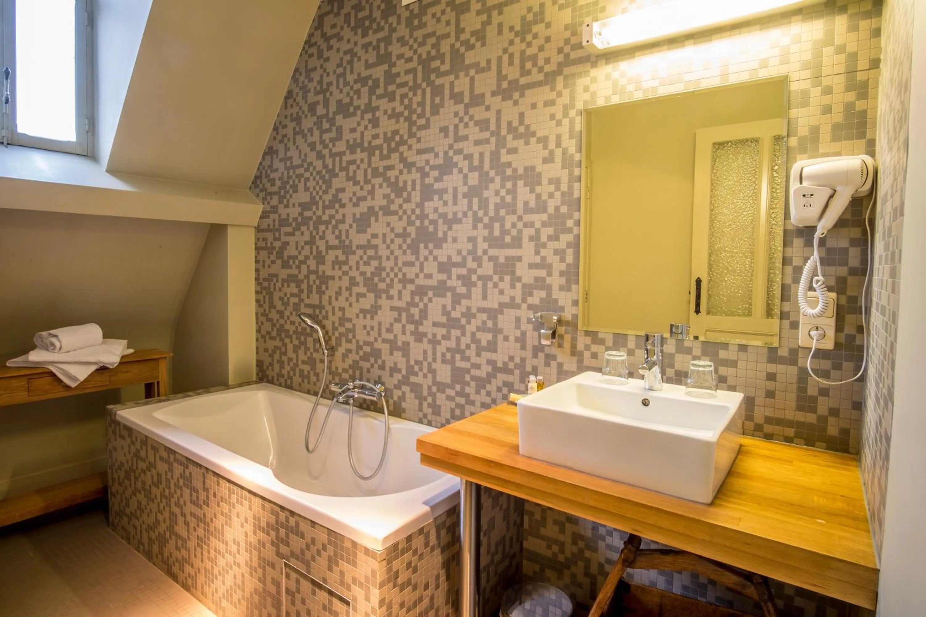 Bathroom, Bed in La Merveilleuse by Infiniti hôtel