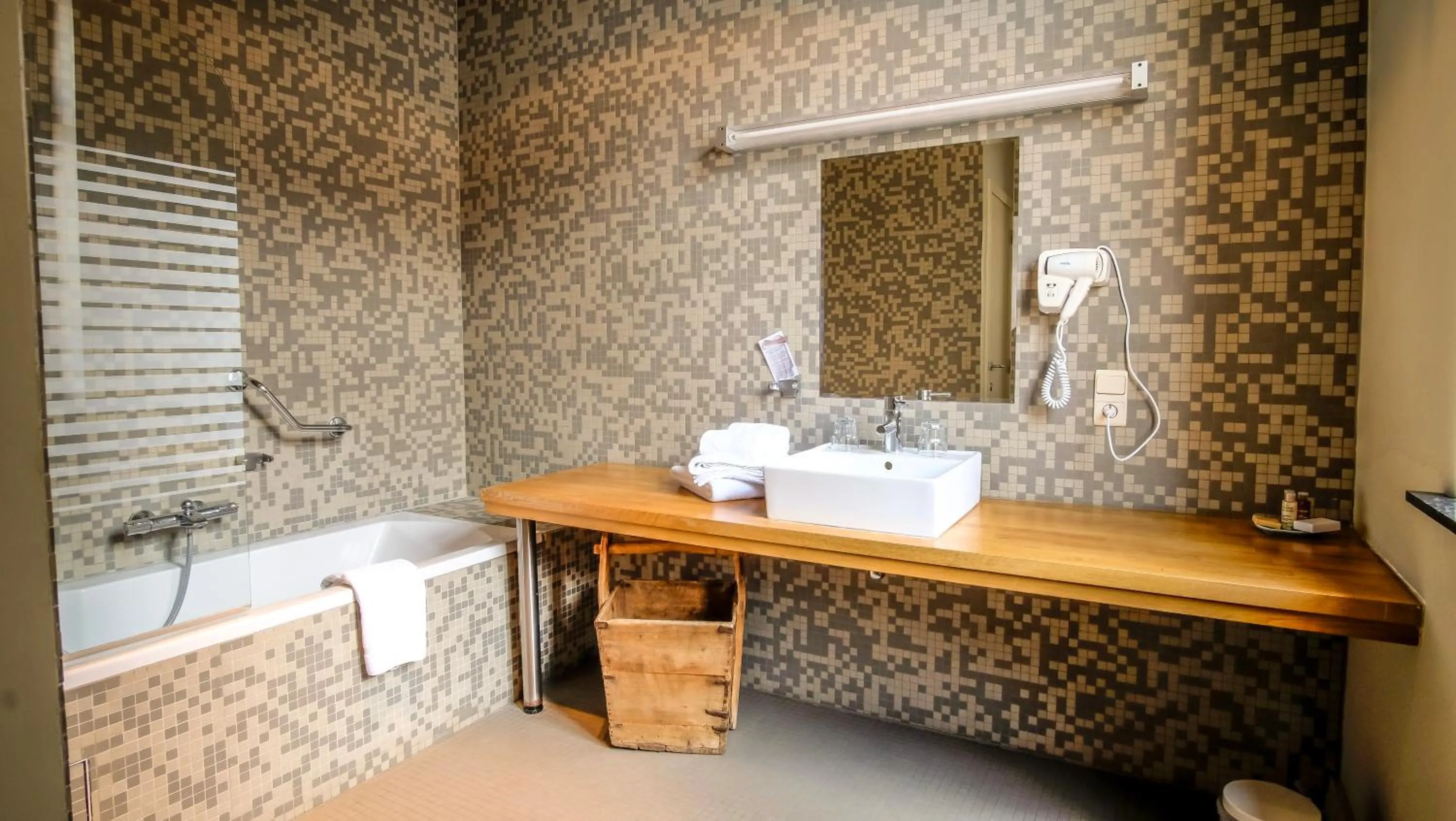 Bathroom in La Merveilleuse by Infiniti hôtel