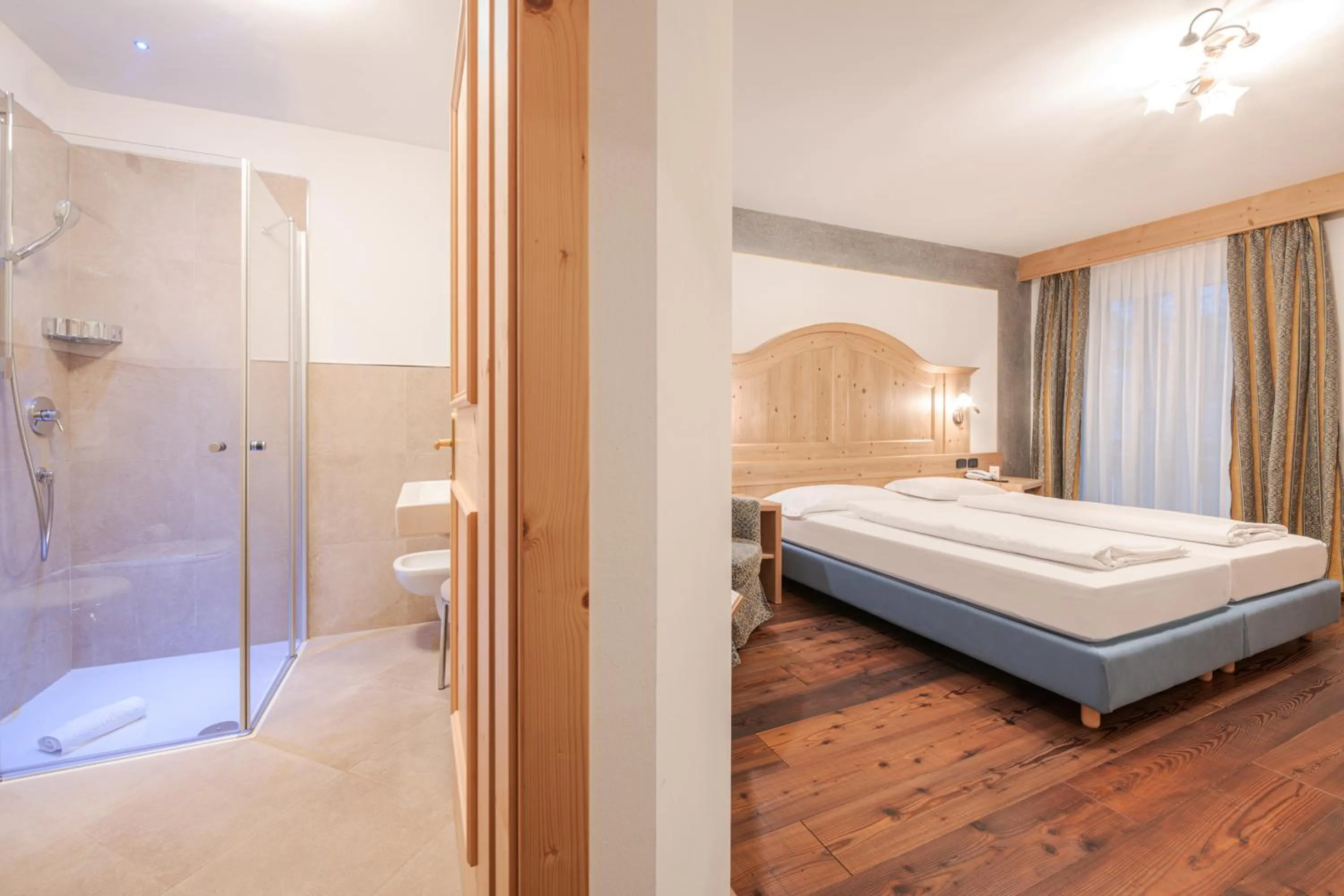 Bathroom, Bed in Hotel Foresta