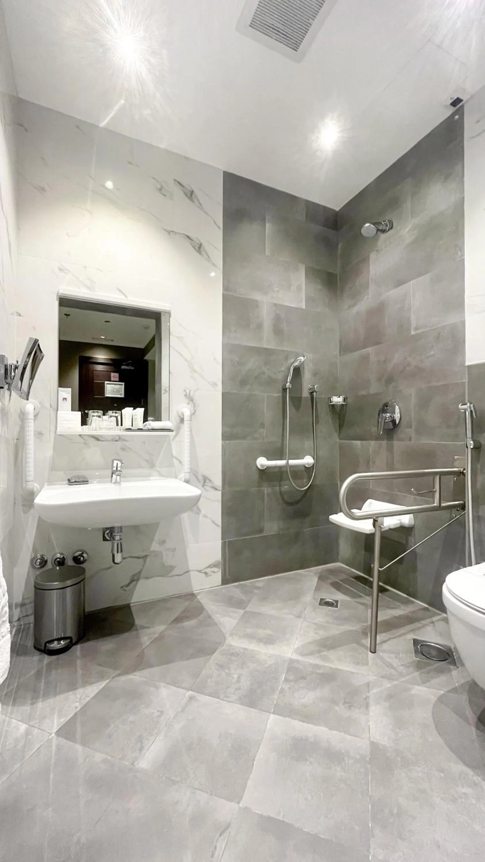 Bathroom in Normas Hotel