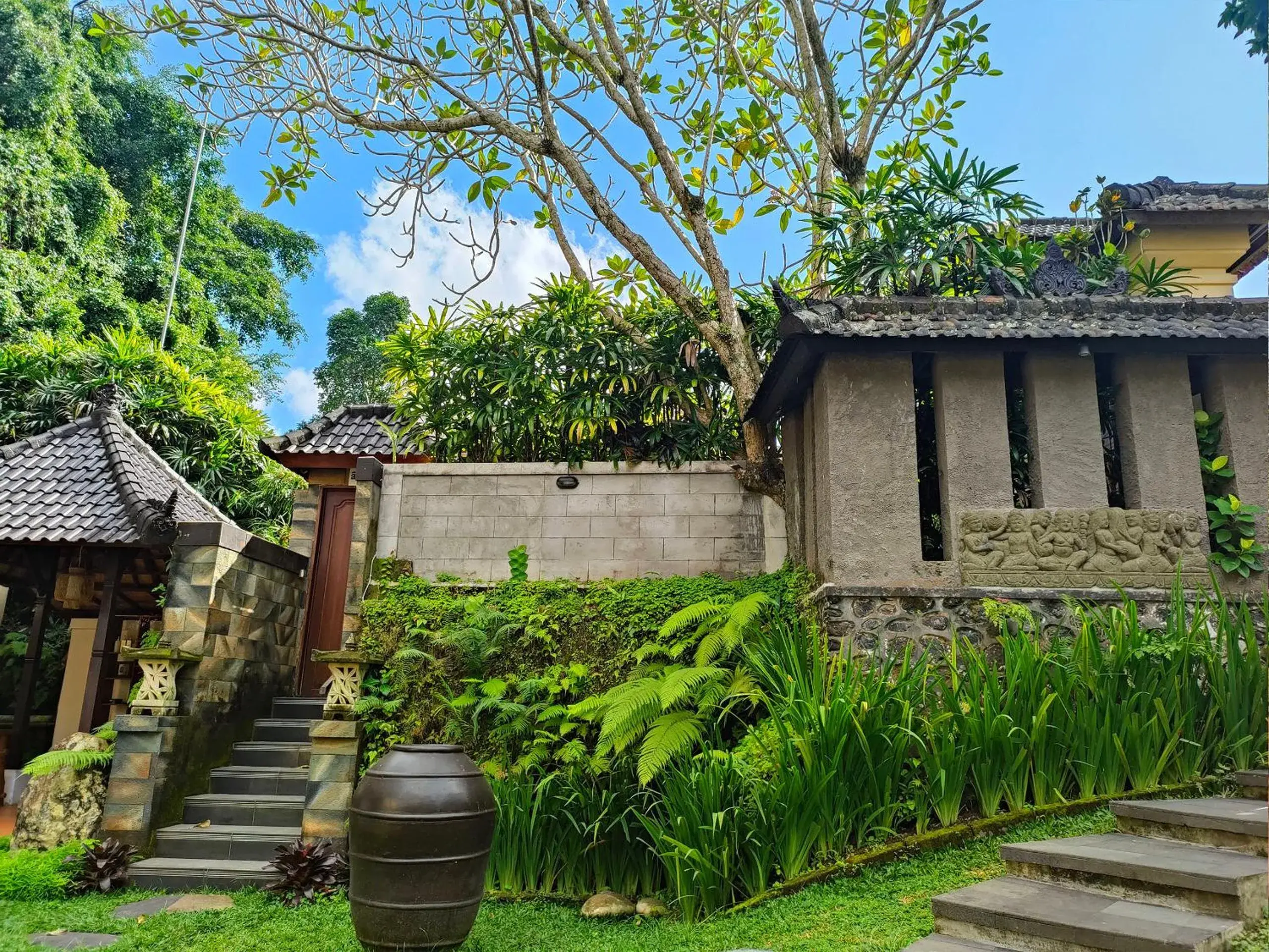 Facade/entrance in Villa Nirvana Facade/entrance in Villa Nirvana