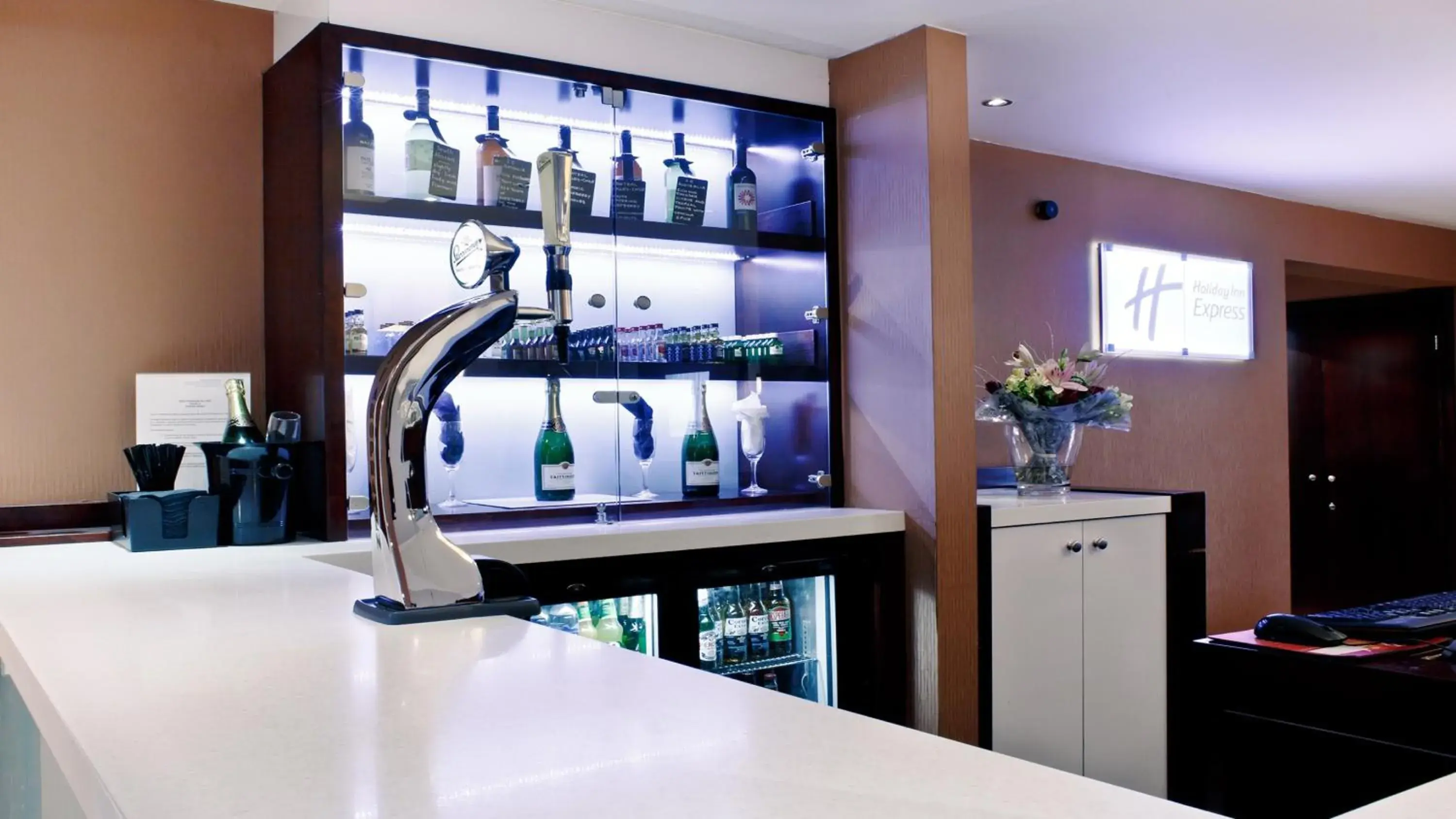 Lounge or bar in Holiday Inn Express Glenrothes by IHG Lounge or bar in Holiday Inn Express Glenrothes by IHG