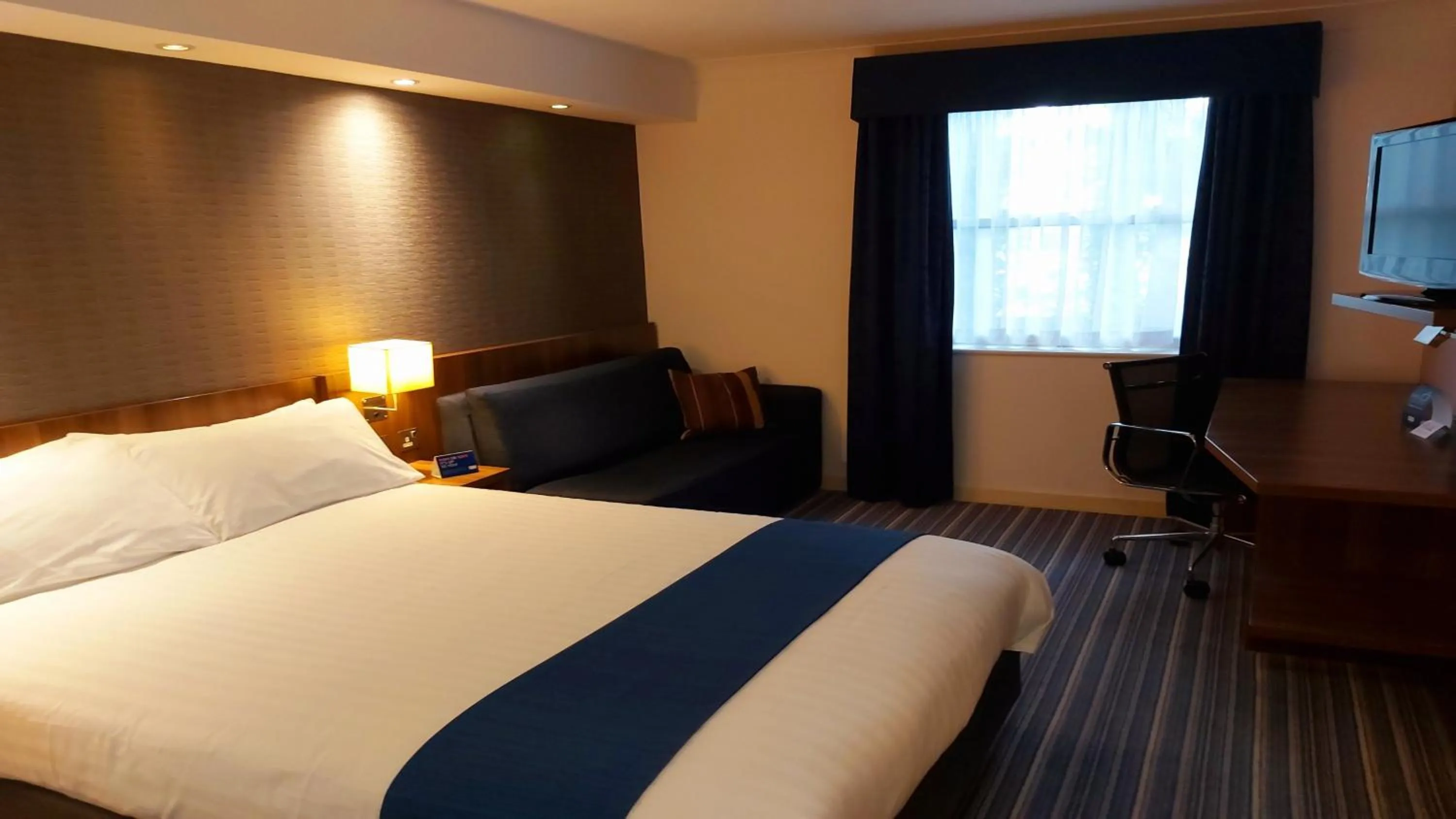 Photo of the whole room, Bed in Holiday Inn Express Glenrothes by IHG