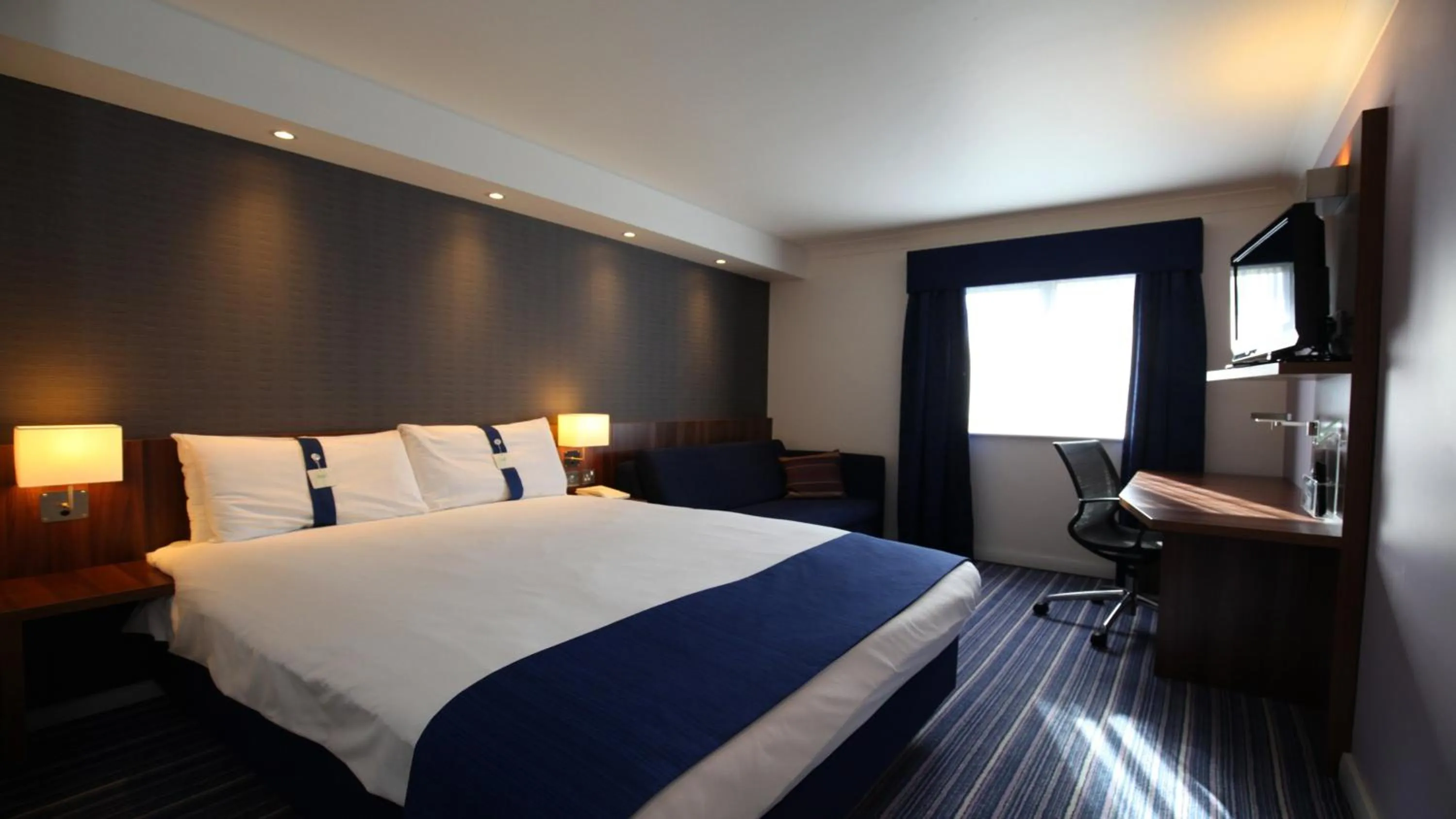 Photo of the whole room, Bed in Holiday Inn Express Glenrothes by IHG