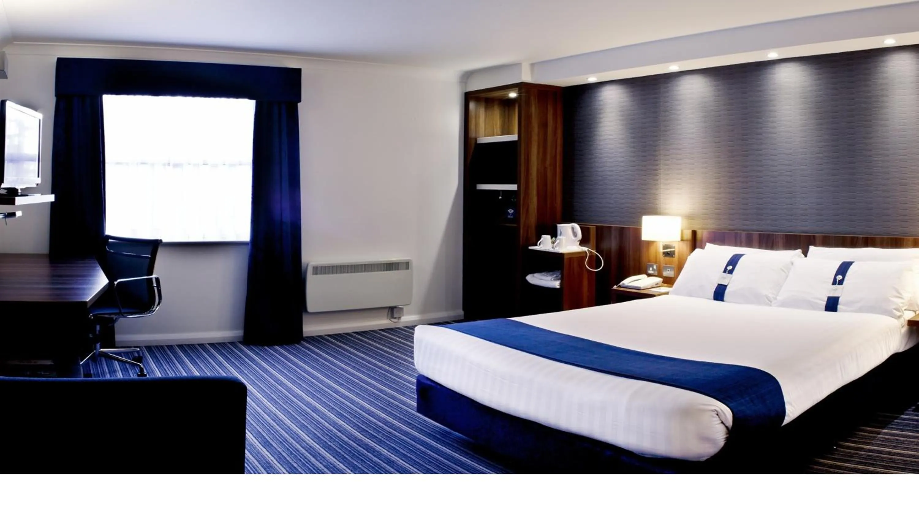 Photo of the whole room, Bed in Holiday Inn Express Glenrothes by IHG