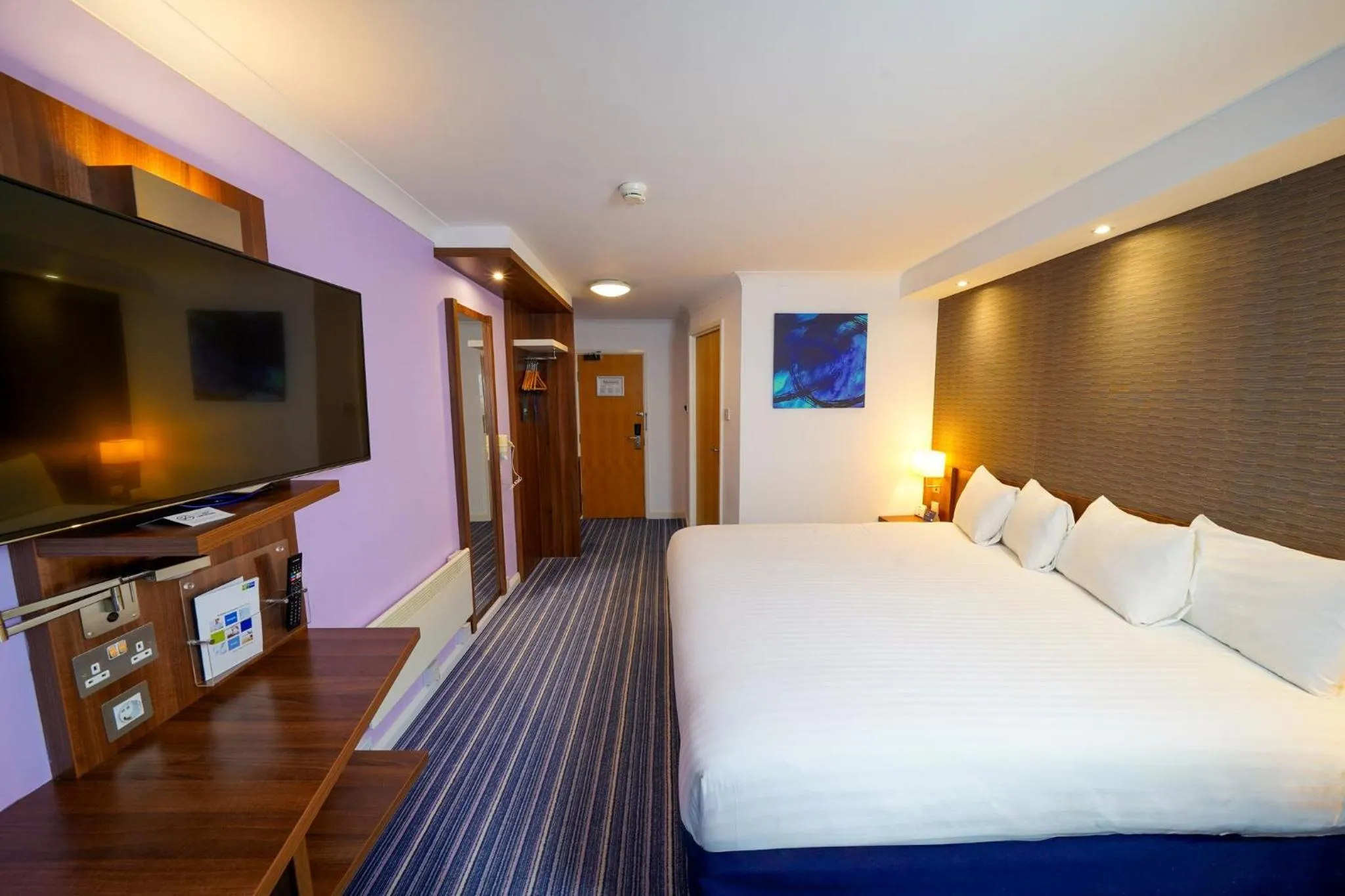 Photo of the whole room, Bed in Holiday Inn Express Glenrothes by IHG