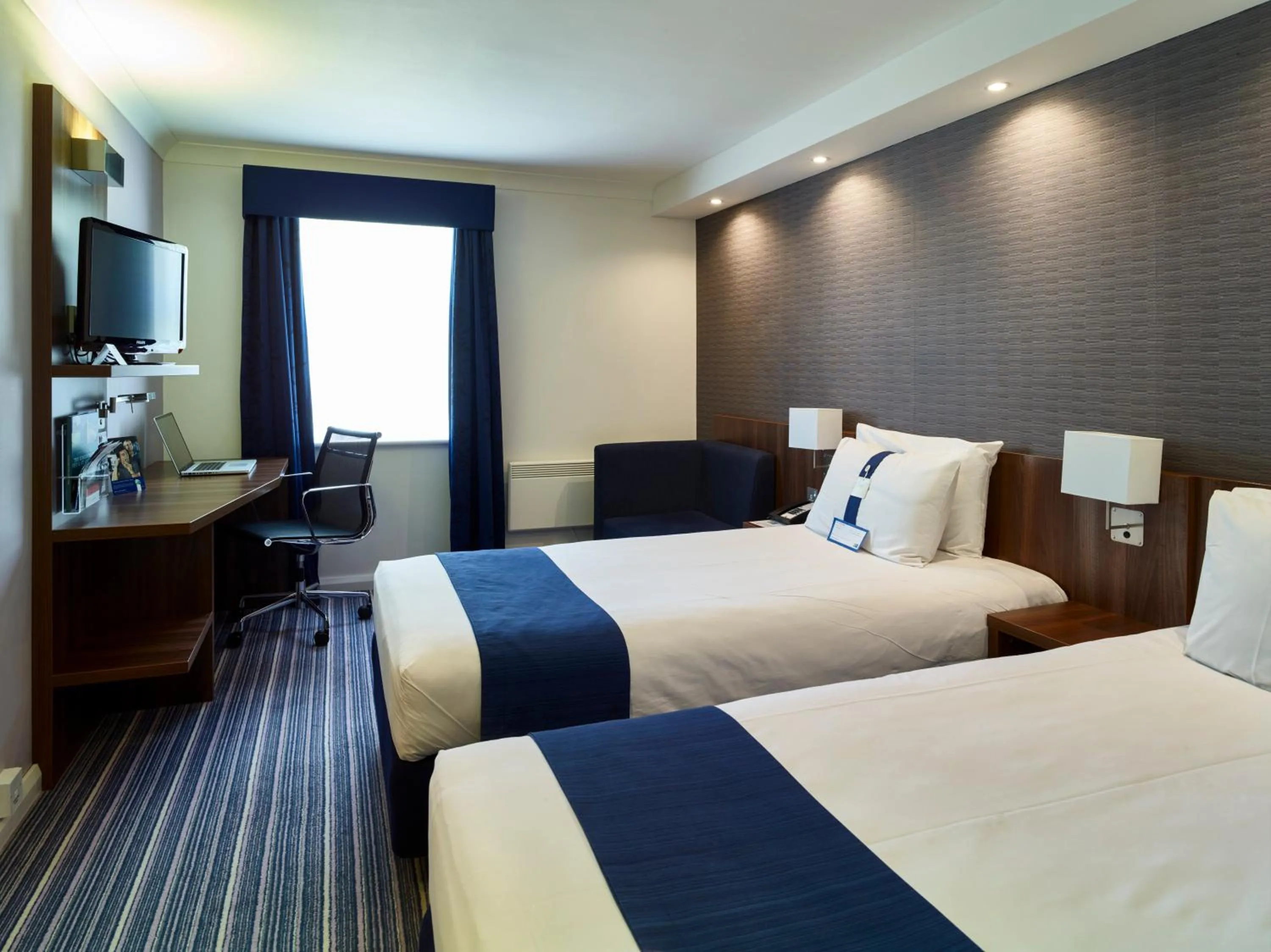 Photo of the whole room, Bed in Holiday Inn Express Glenrothes by IHG