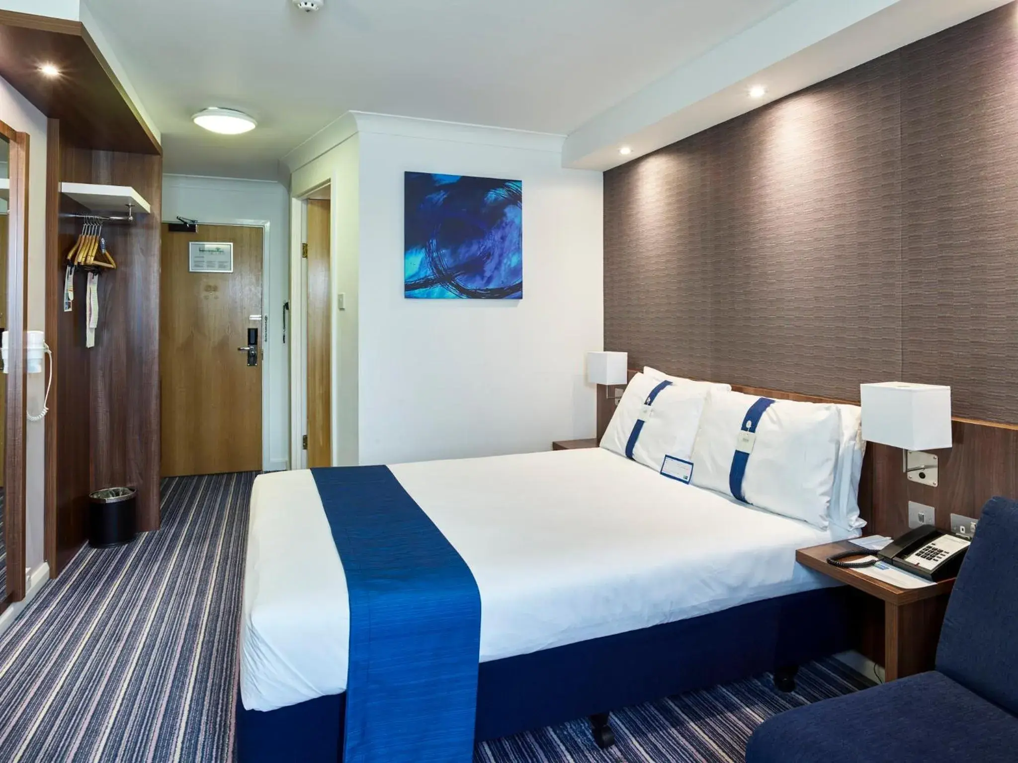 Photo of the whole room, Bed in Holiday Inn Express Glenrothes by IHG Photo of the whole room, Bed in Holiday Inn Express Glenrothes by IHG
