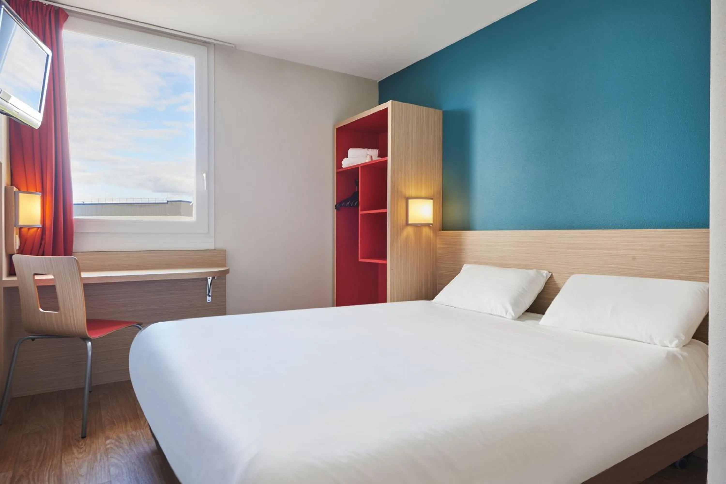 Photo of the whole room, Bed in Kyriad Direct Mont De Marsan - St Avit