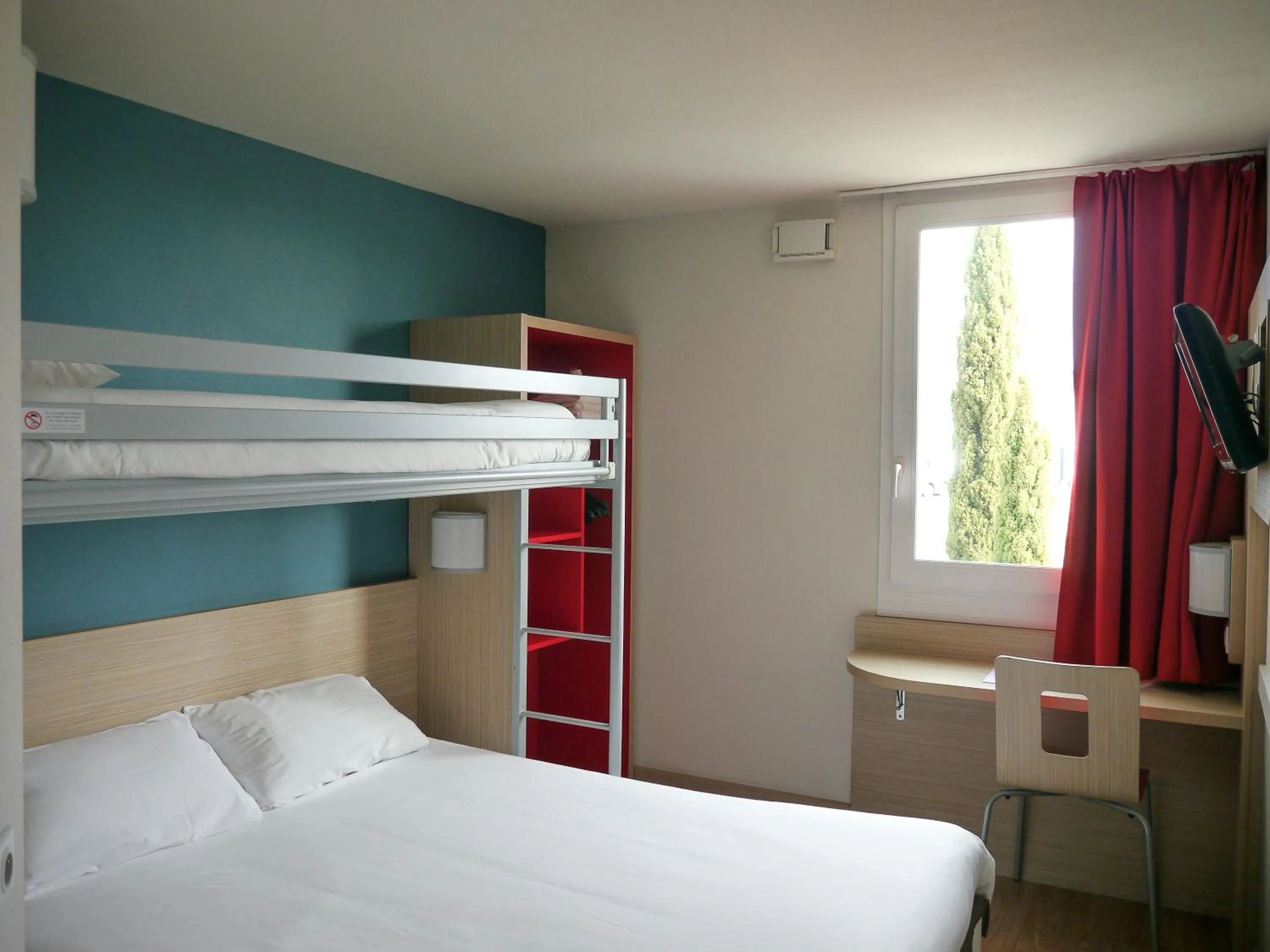 Bedroom, Bed in Kyriad Direct Mont De Marsan - St Avit