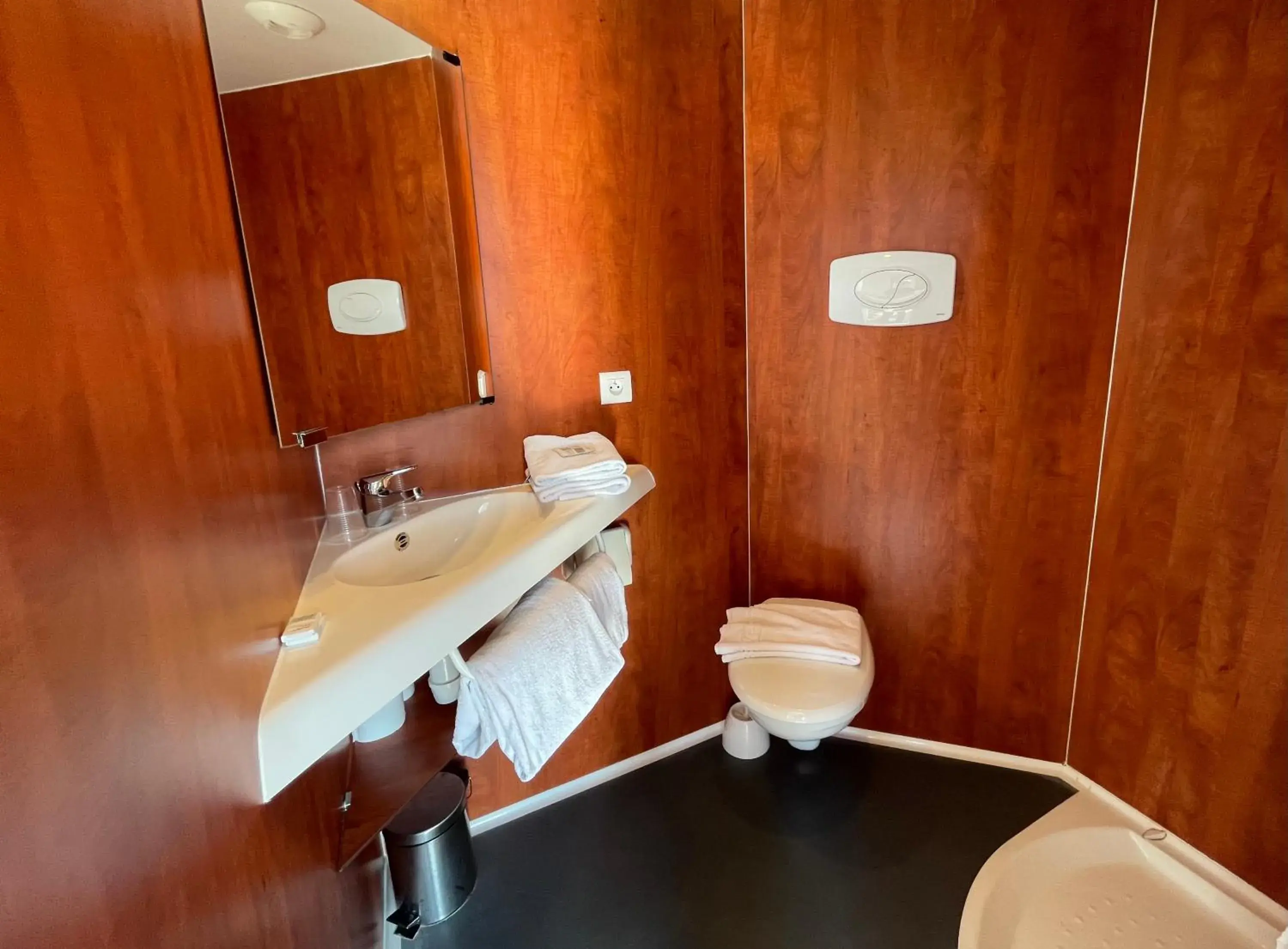 Budget Double Room - Garden Level in Villa Rambouillet Budget Double Room - Garden Level in Villa Rambouillet