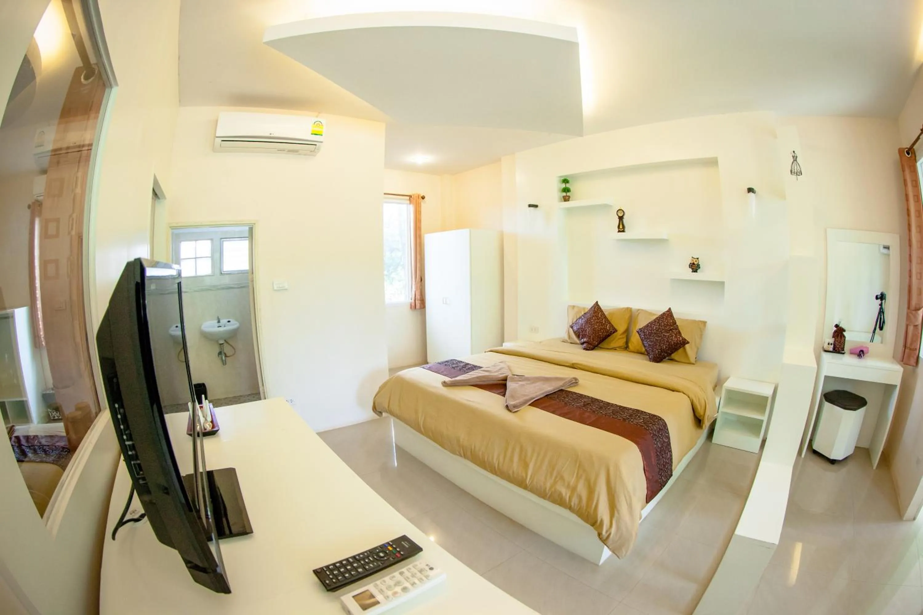 Photo of the whole room, Bed in Diamond Hill Resort