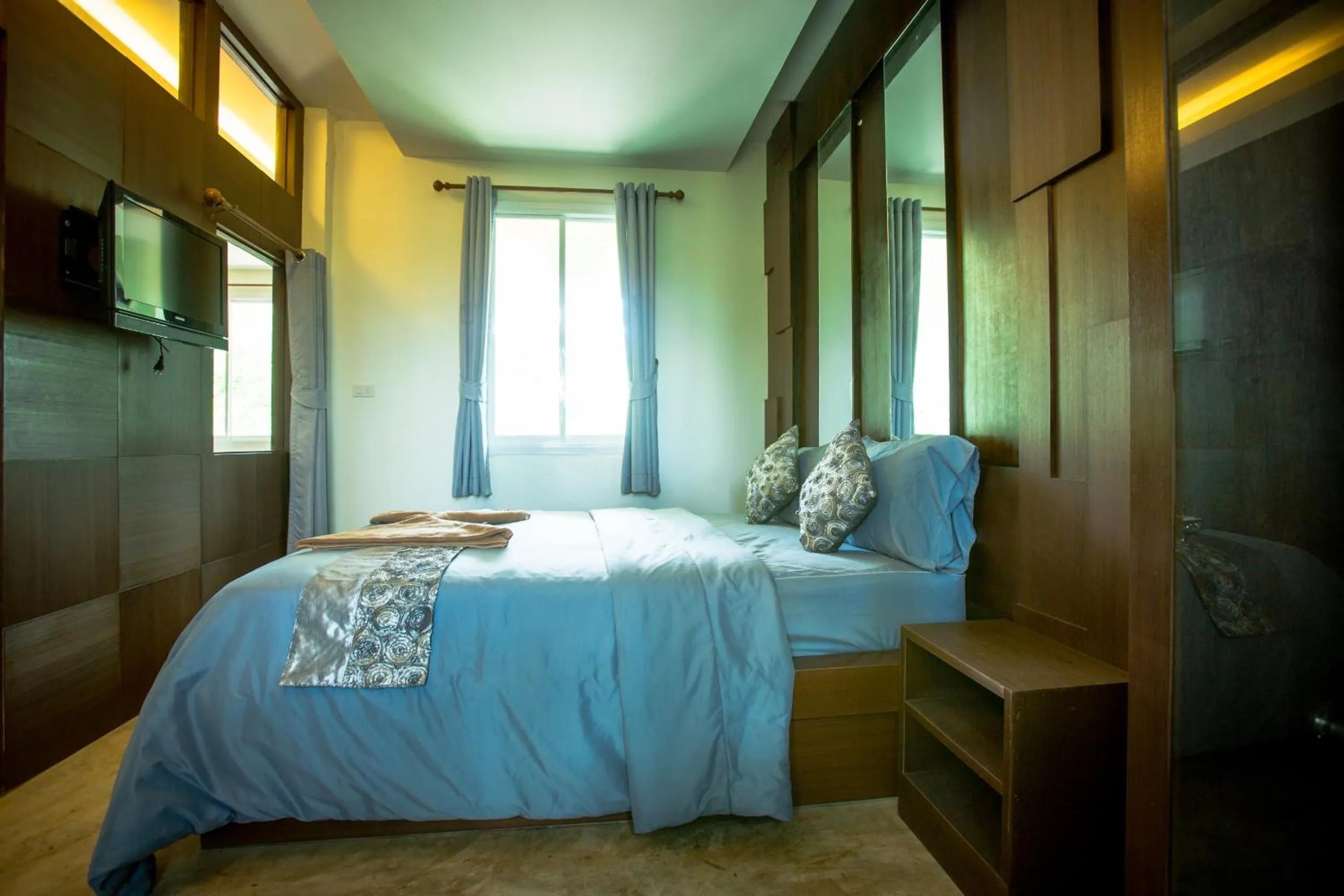 Photo of the whole room, Bed in Diamond Hill Resort