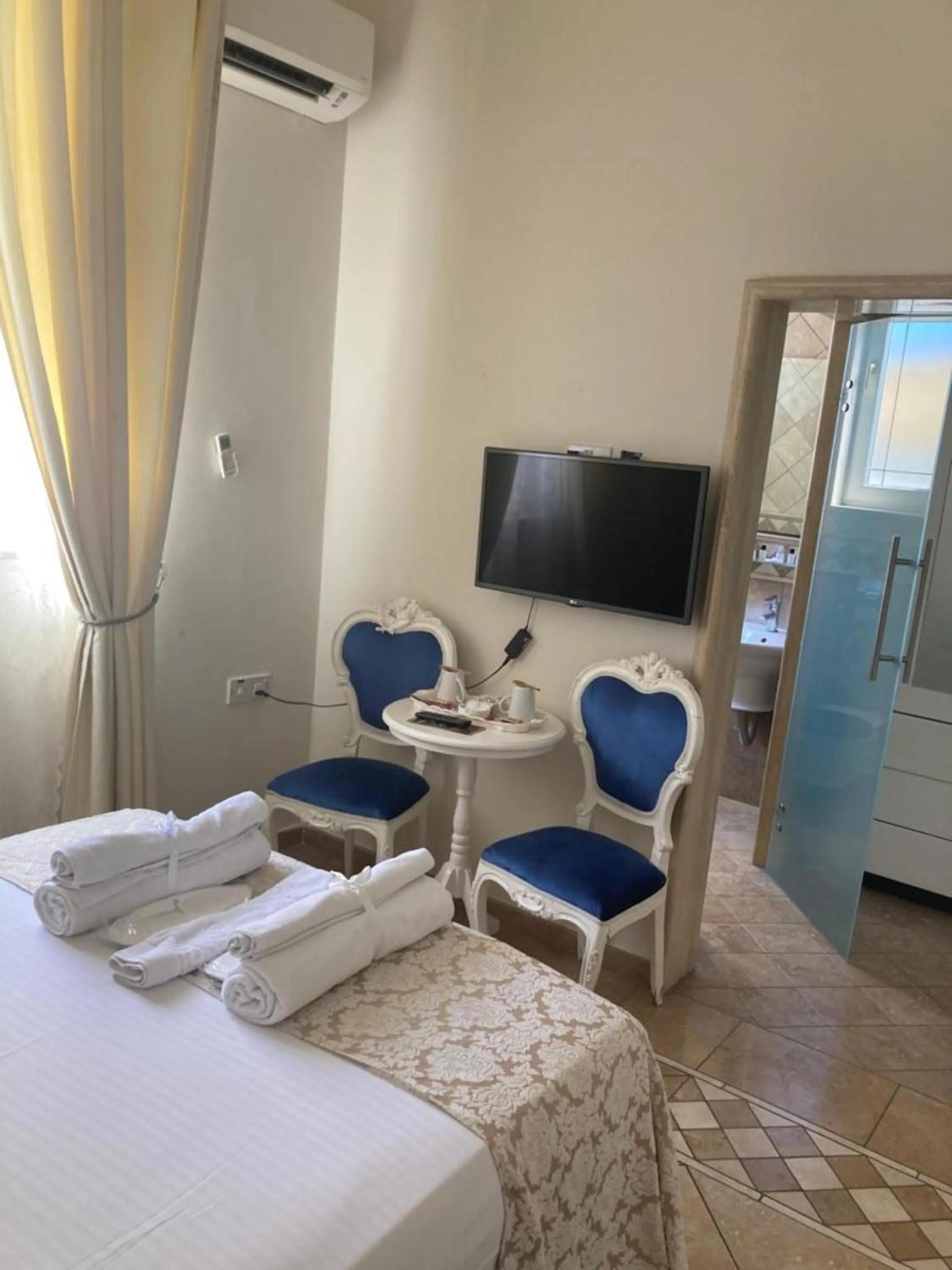 Bed in Lord's Residence Boutique Hotel