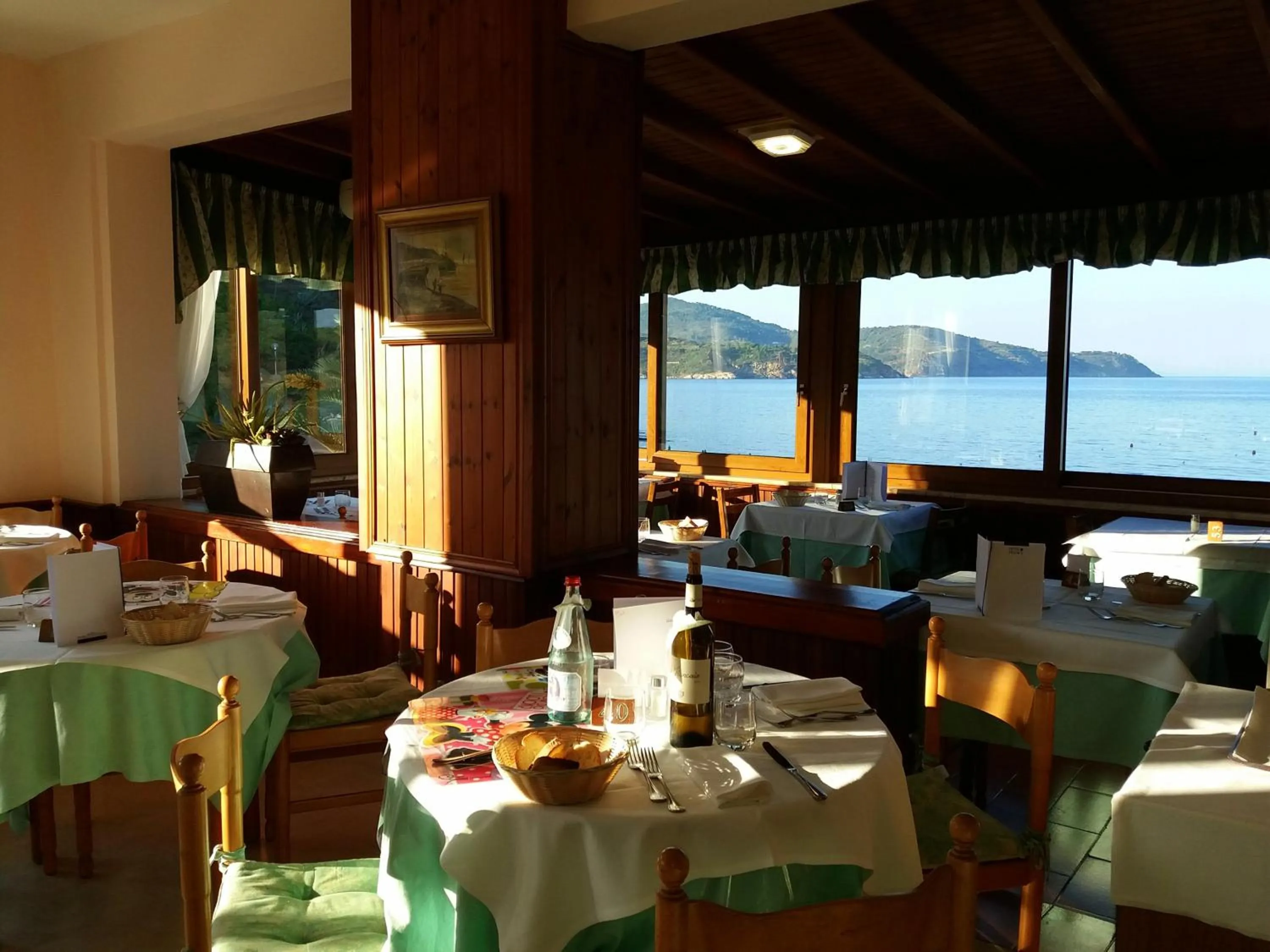 Restaurant/places to eat in Frank's Hotel