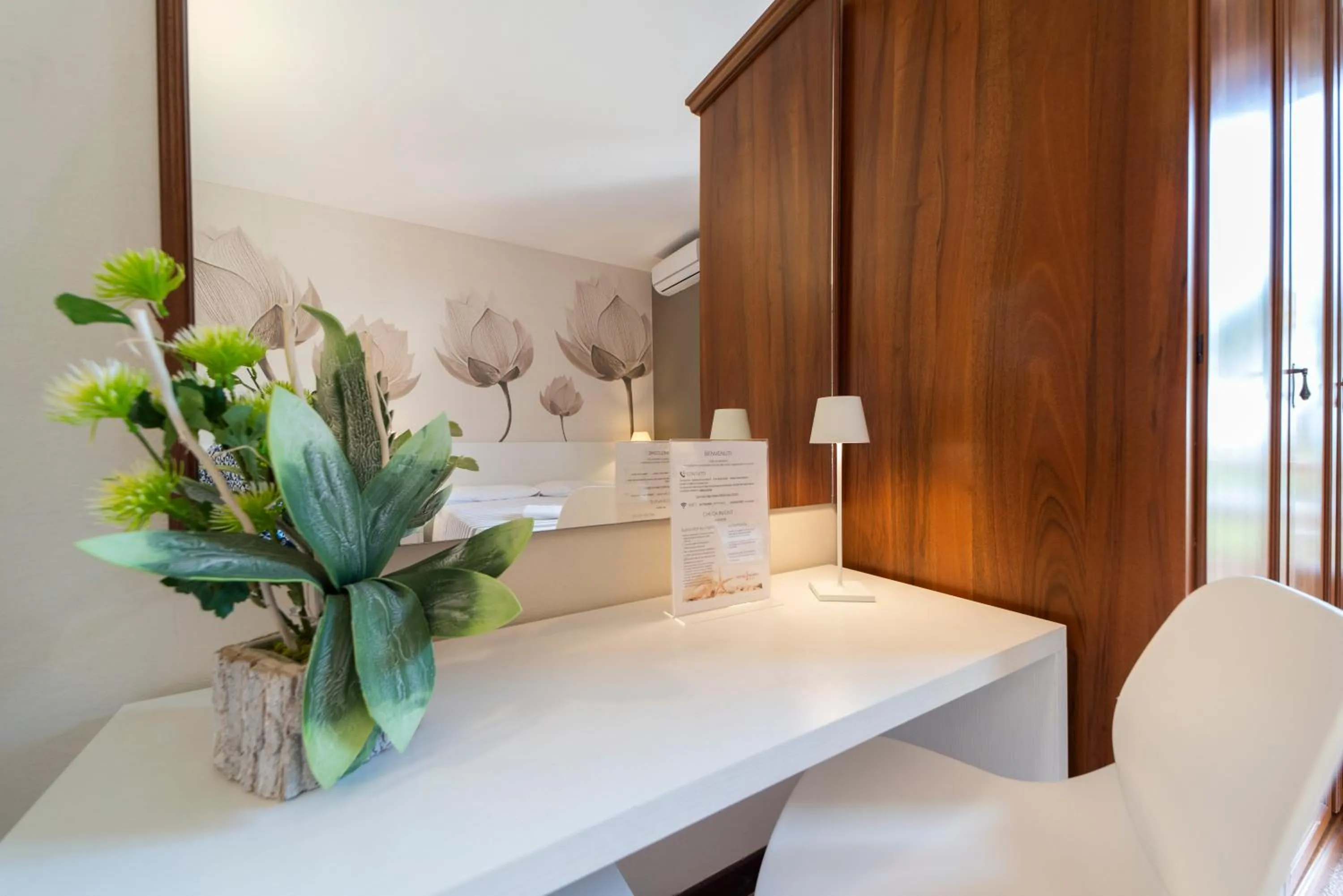 Photo of the whole room in Frank's Hotel