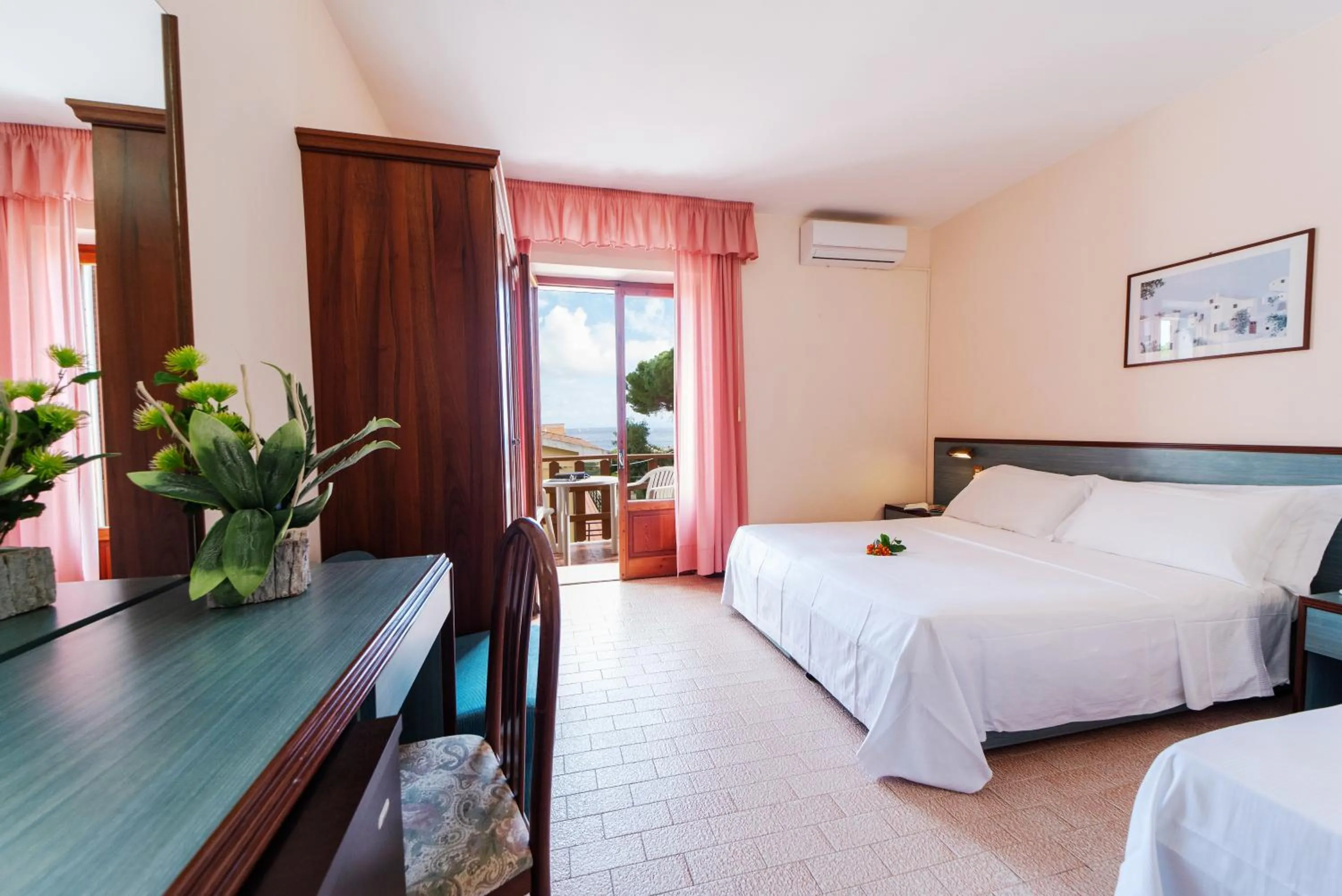 Bedroom, Bed in Frank's Hotel