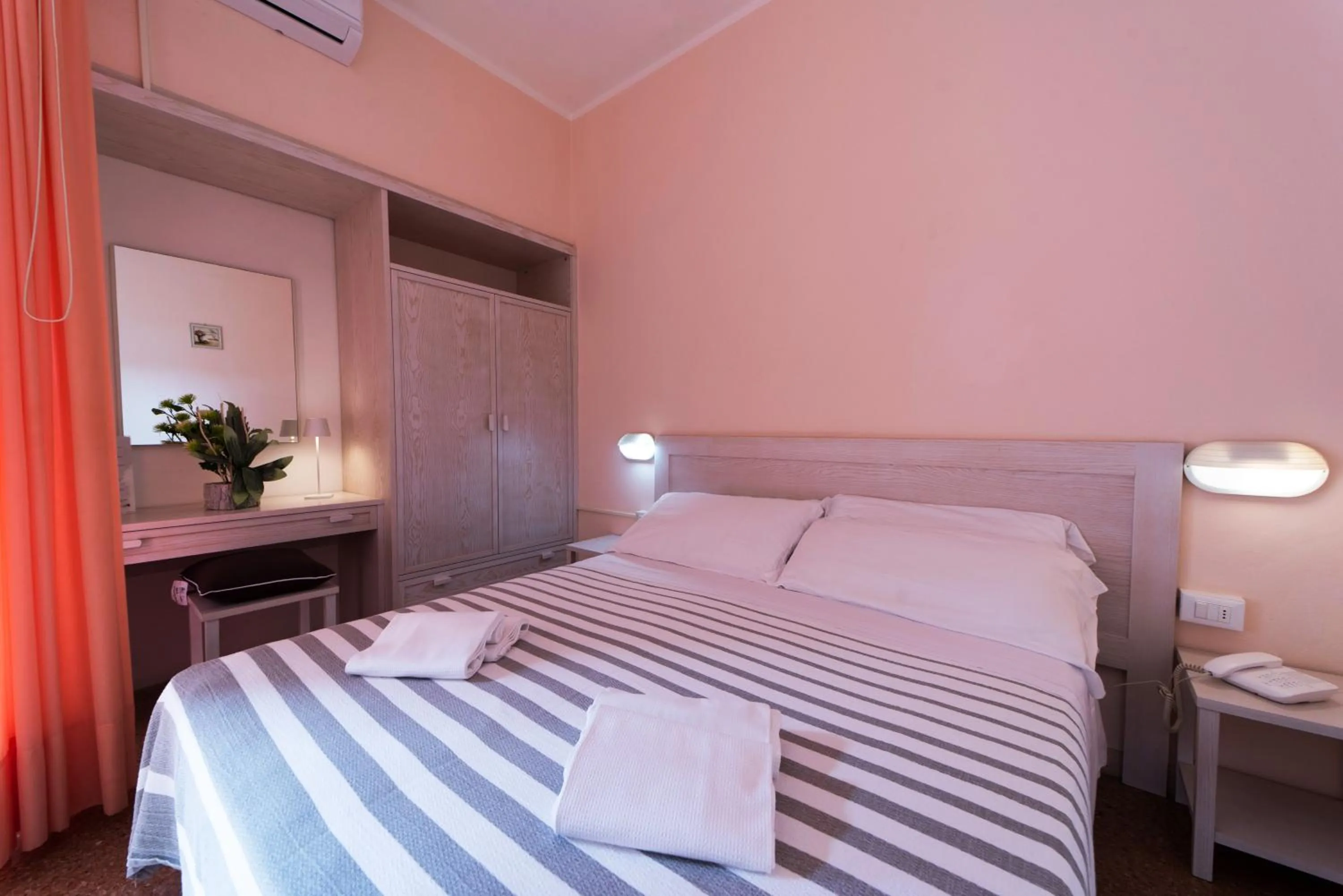 Photo of the whole room, Bed in Frank's Hotel