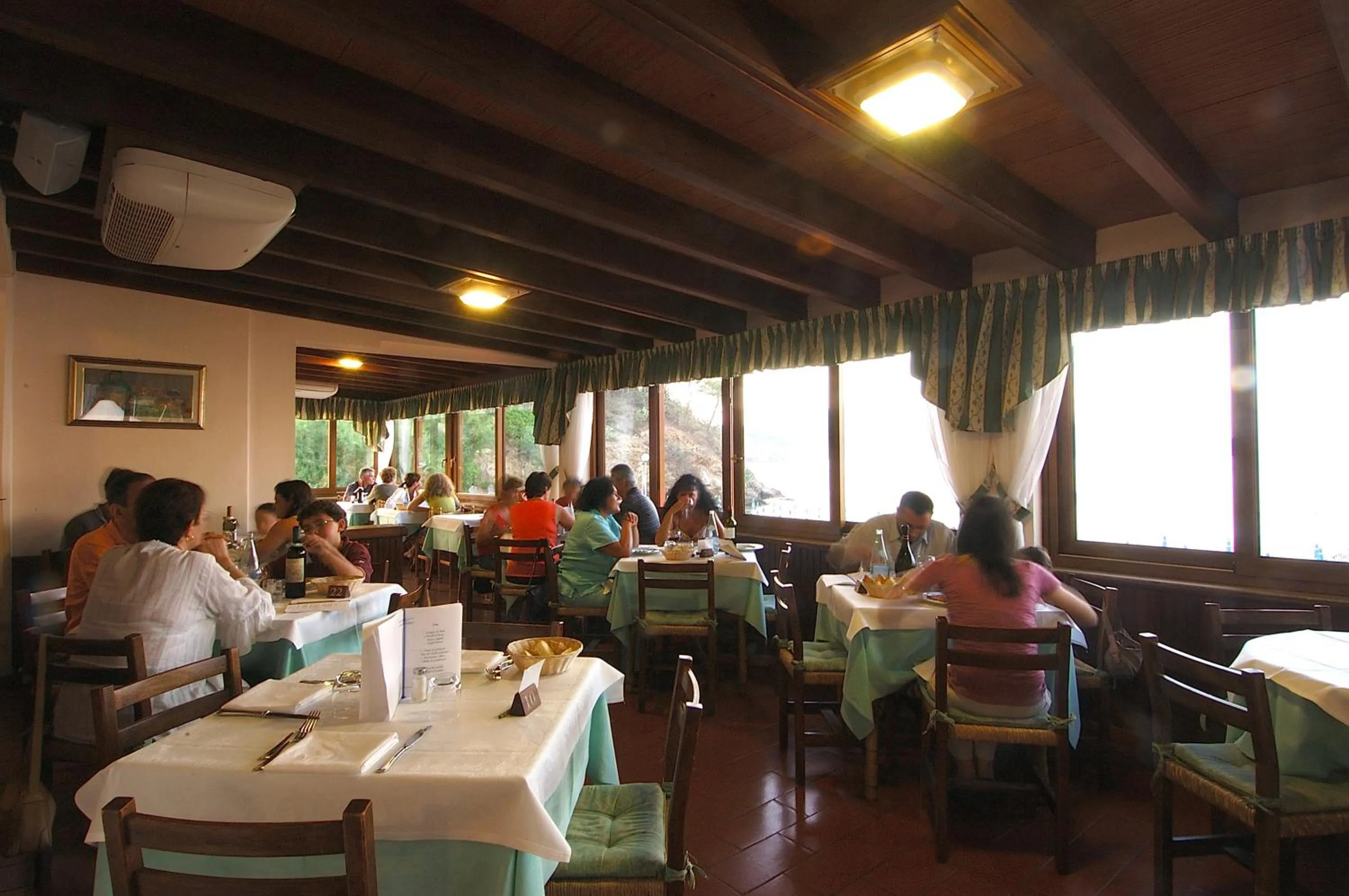 Restaurant/places to eat in Frank's Hotel