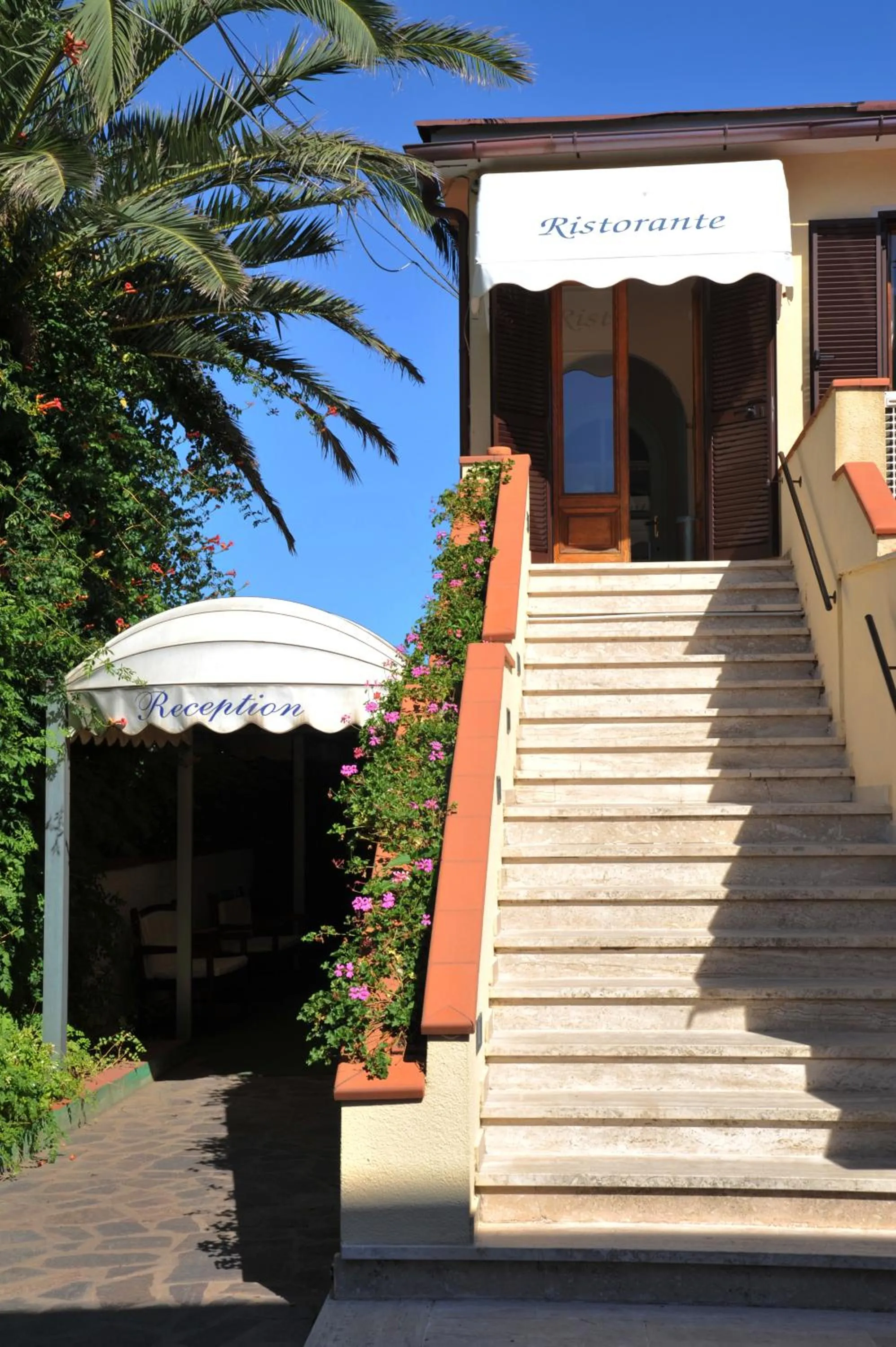 Restaurant/places to eat in Frank's Hotel