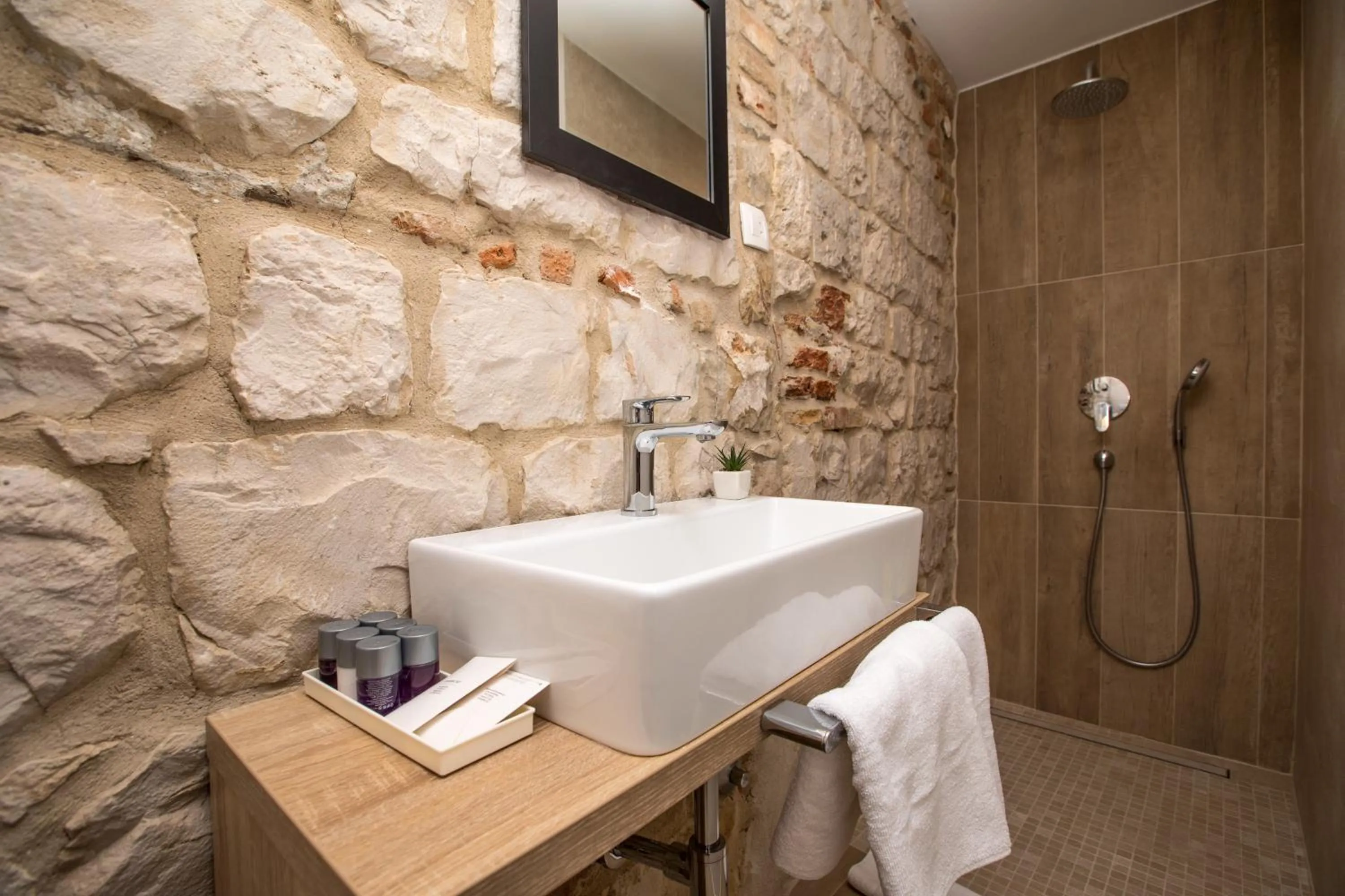 Shower in Spalato Luxury Rooms