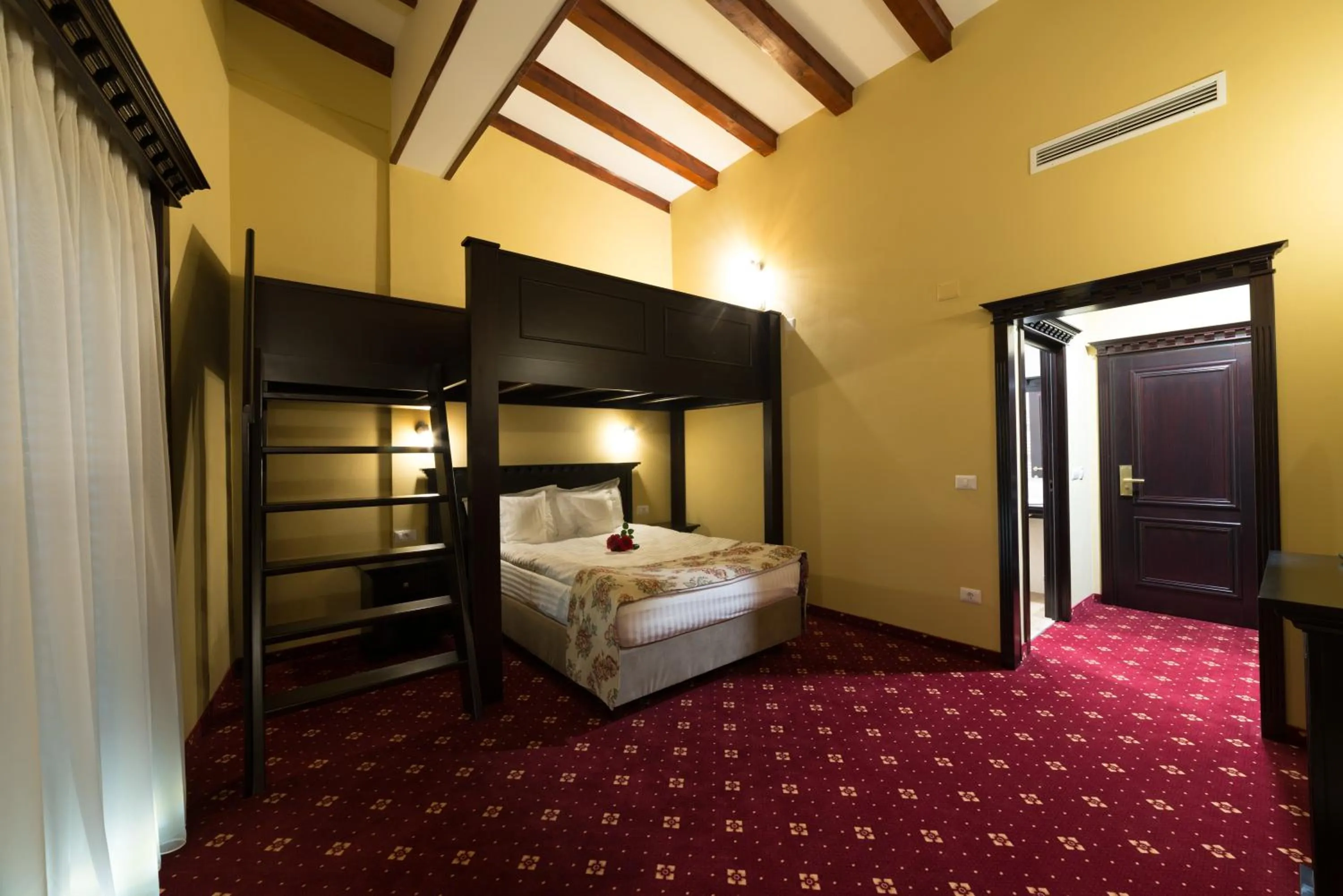 Triple Room with Private Bathroom in Vila Steaua Nordului
