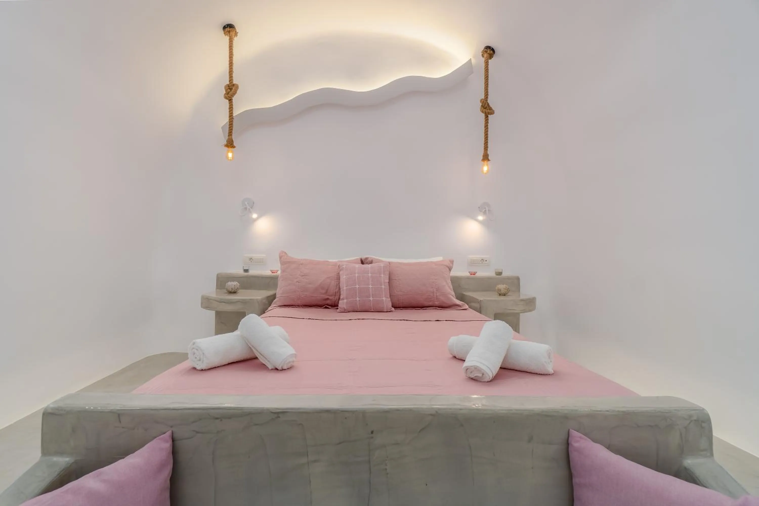 Bedroom, Bed in Cally Cave House