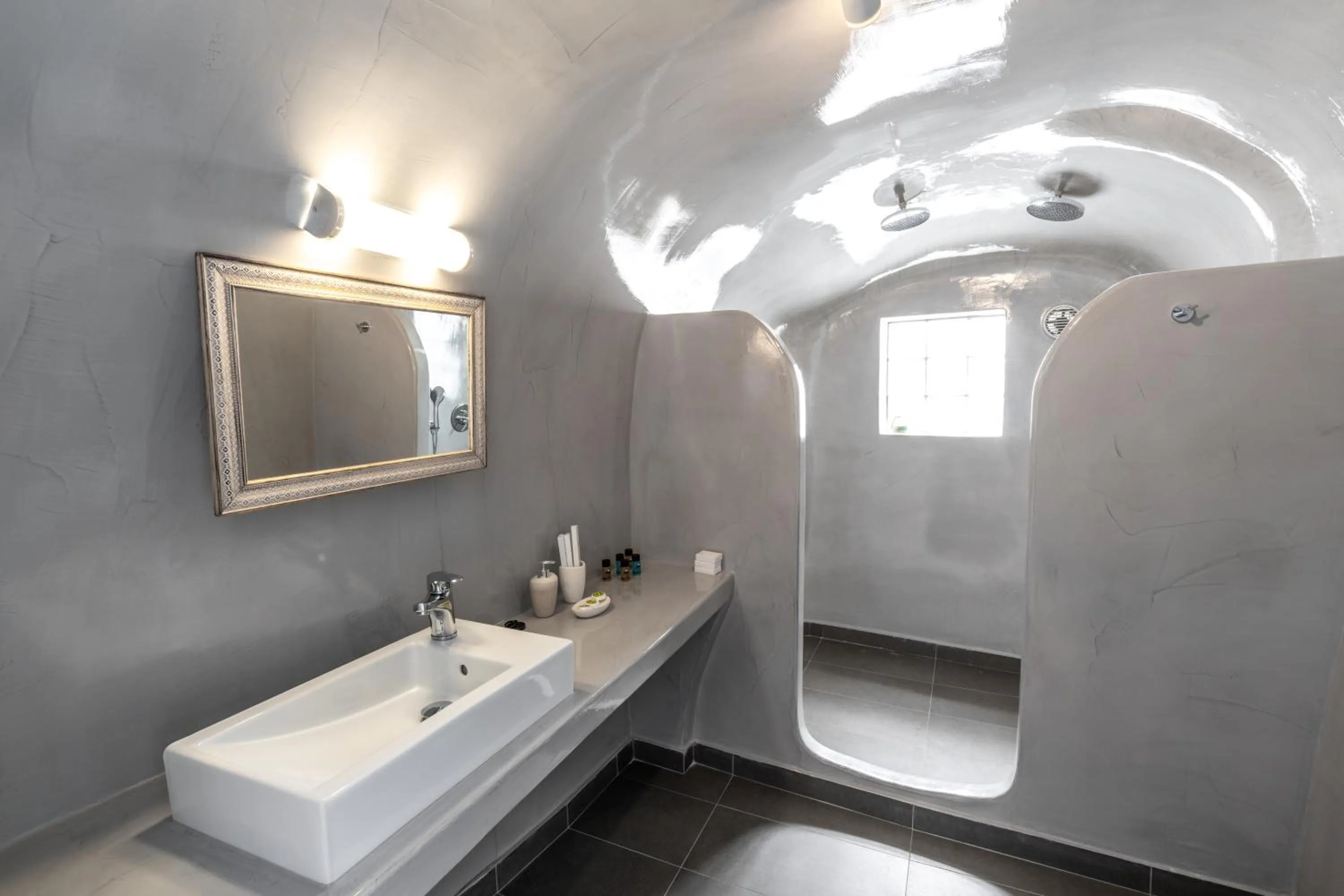 Shower in Cally Cave House