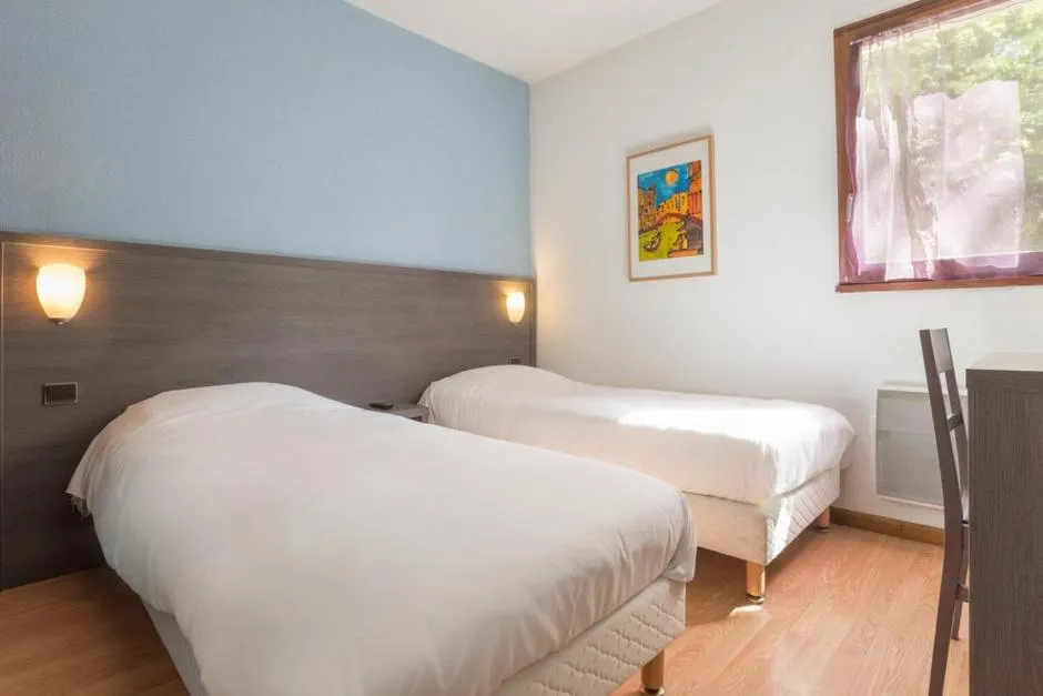 Day, Bed in Logis Hôtel La Cascade