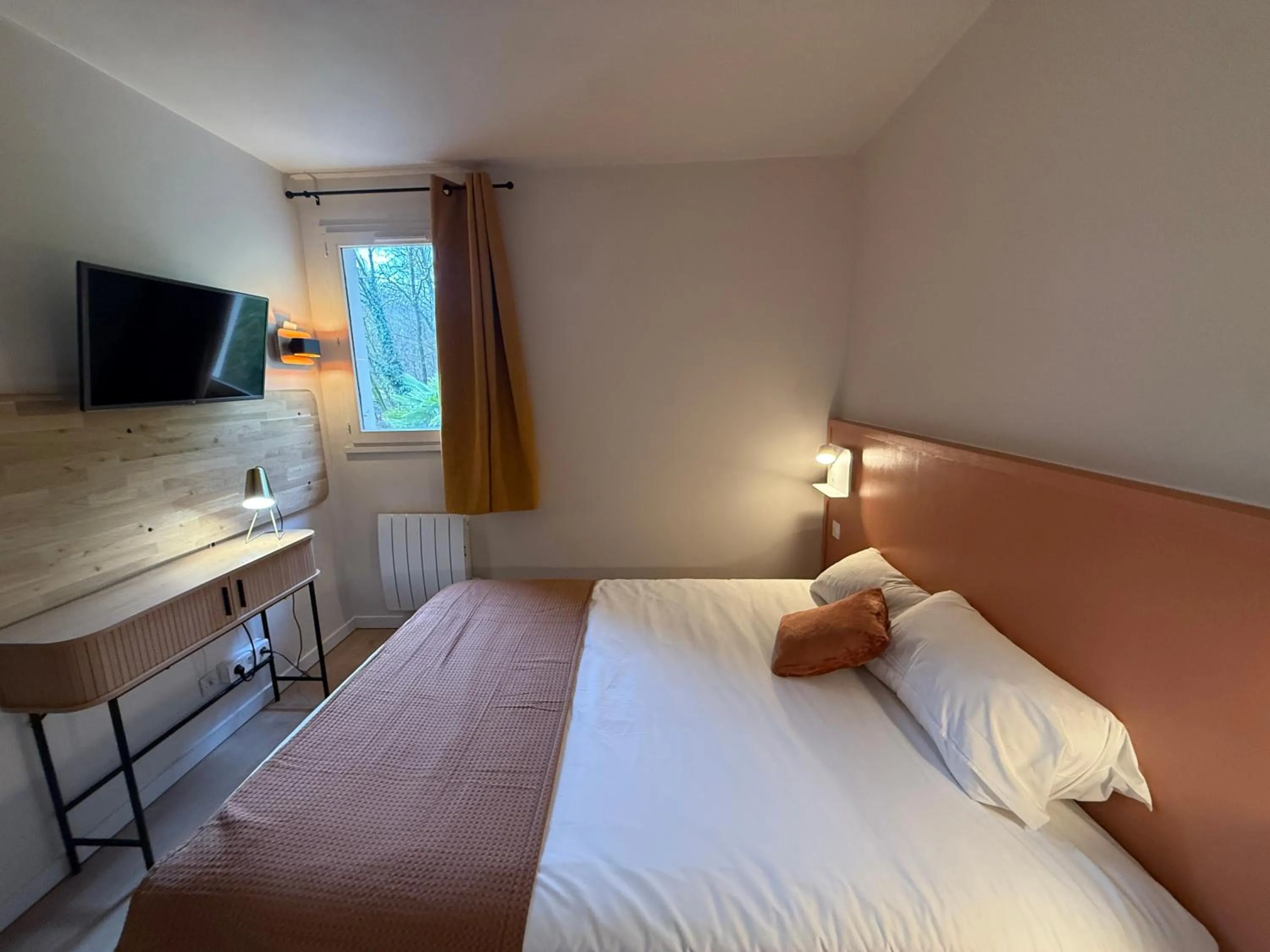 Photo of the whole room, Bed in Logis Hôtel La Cascade - Lyon Nord