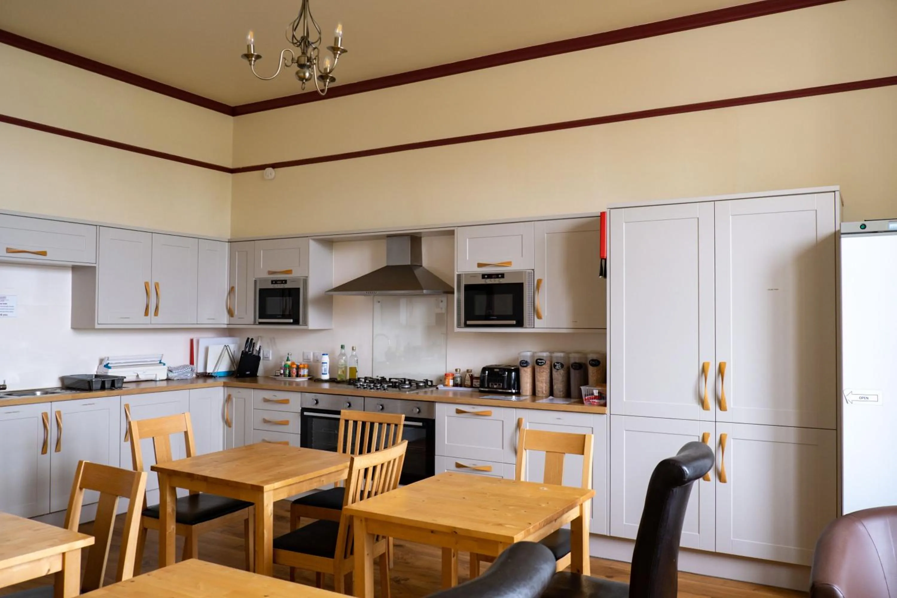 Kitchen or kitchenette in Corran House Guest House