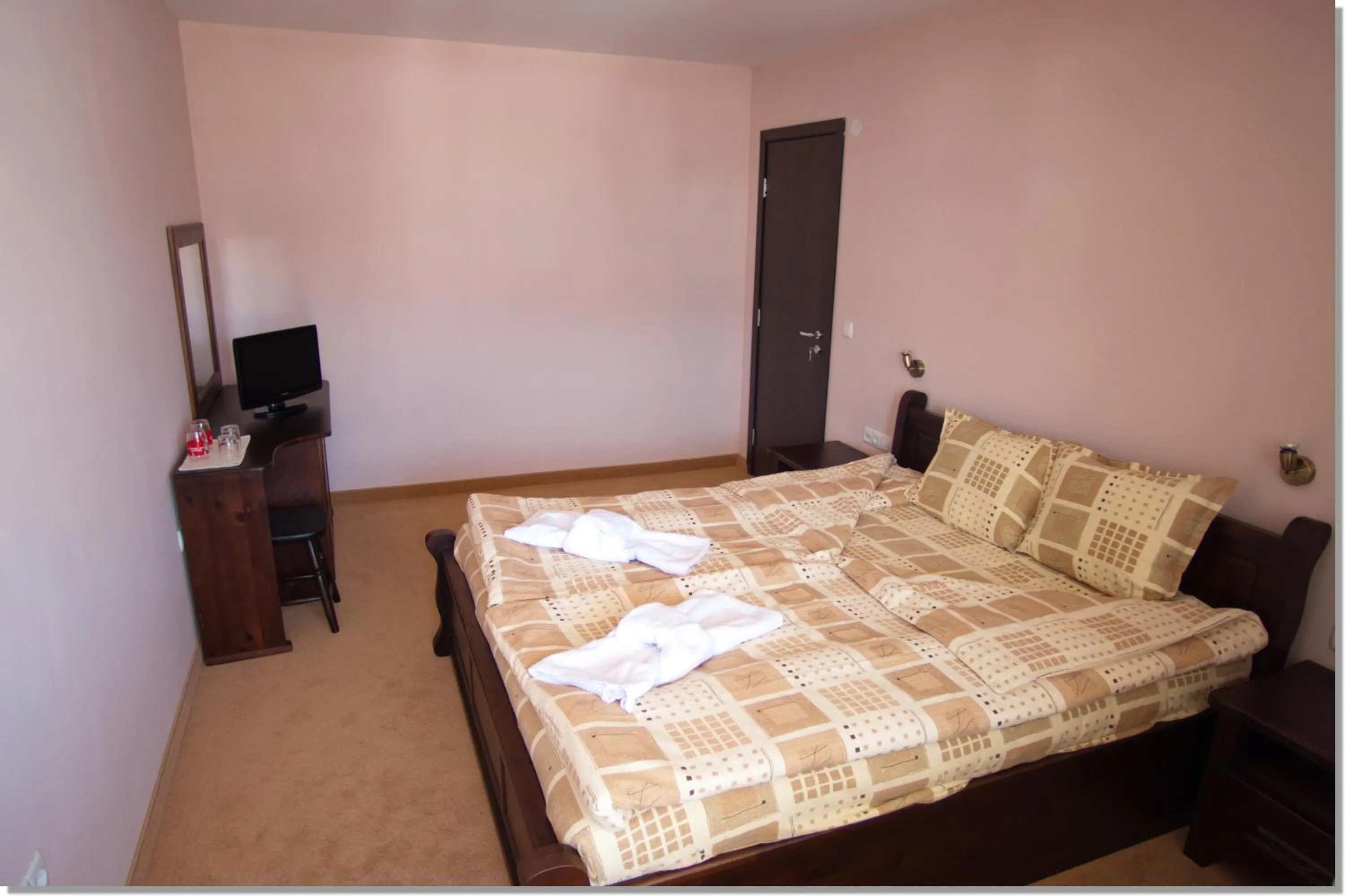 Photo of the whole room, Bed in Family hotel Iskar