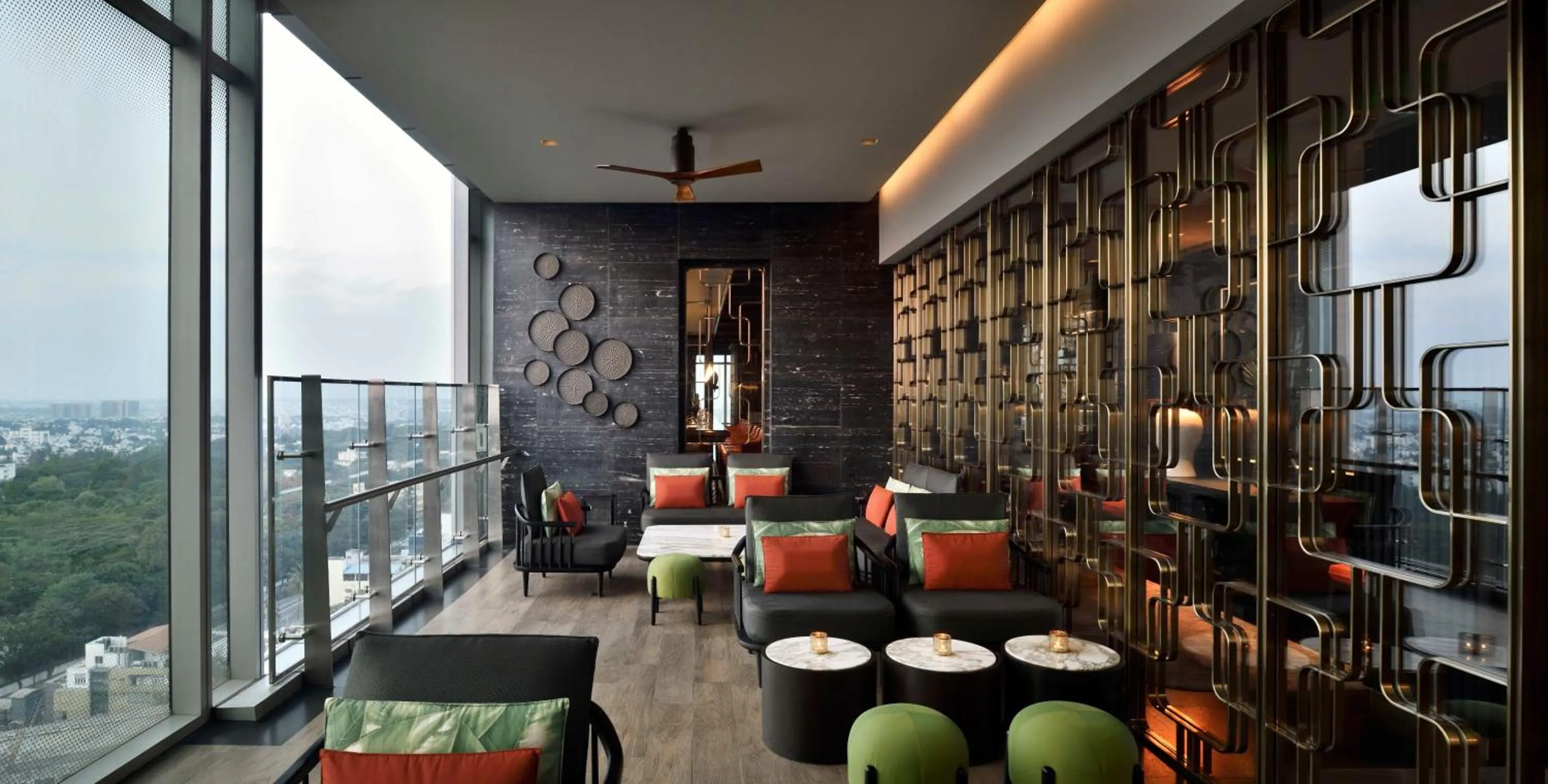 Lounge or bar in Four Seasons Hotel Bengaluru at Embassy ONE