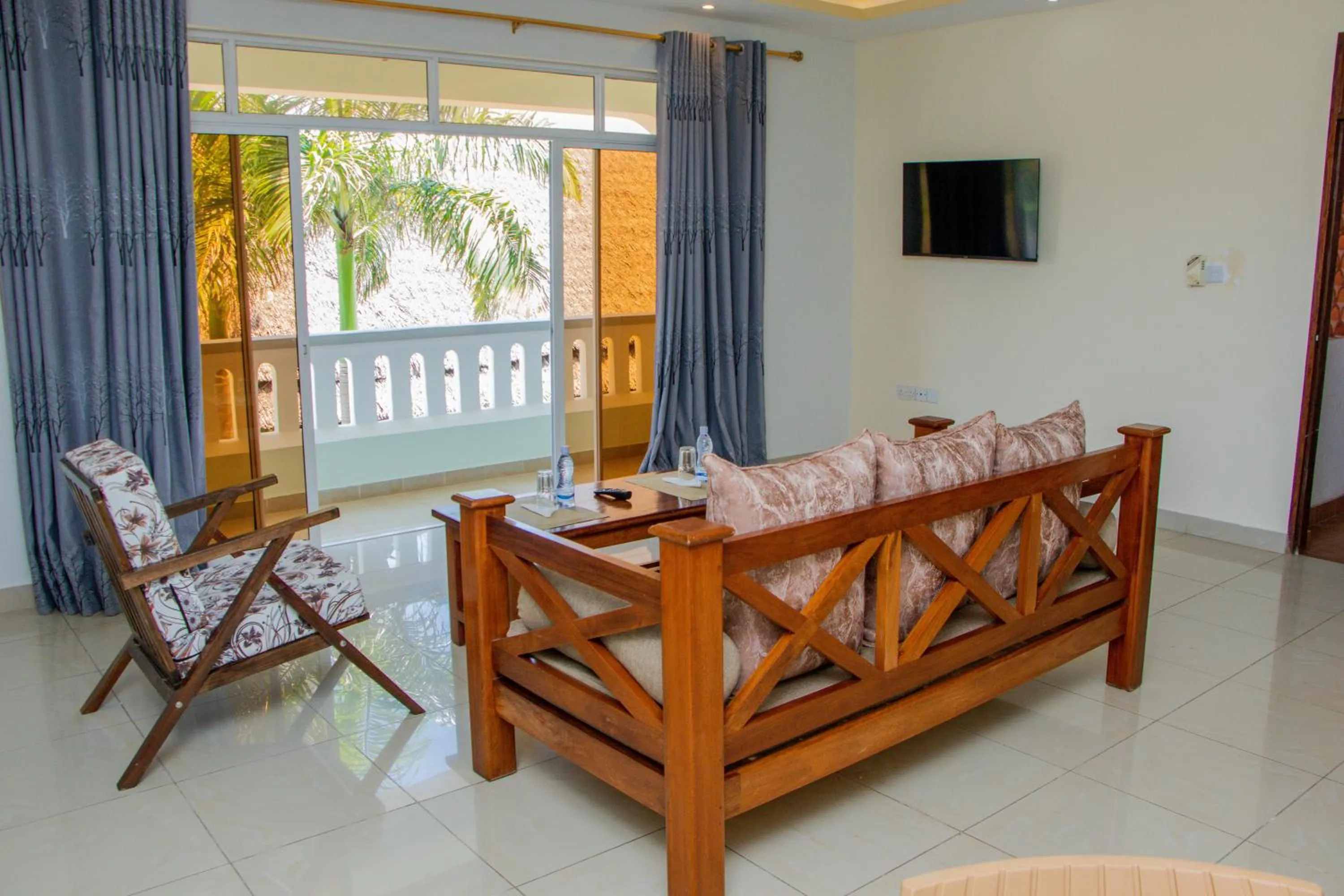 Communal lounge/ TV room in Nightingale Apartments Hotel Mombasa