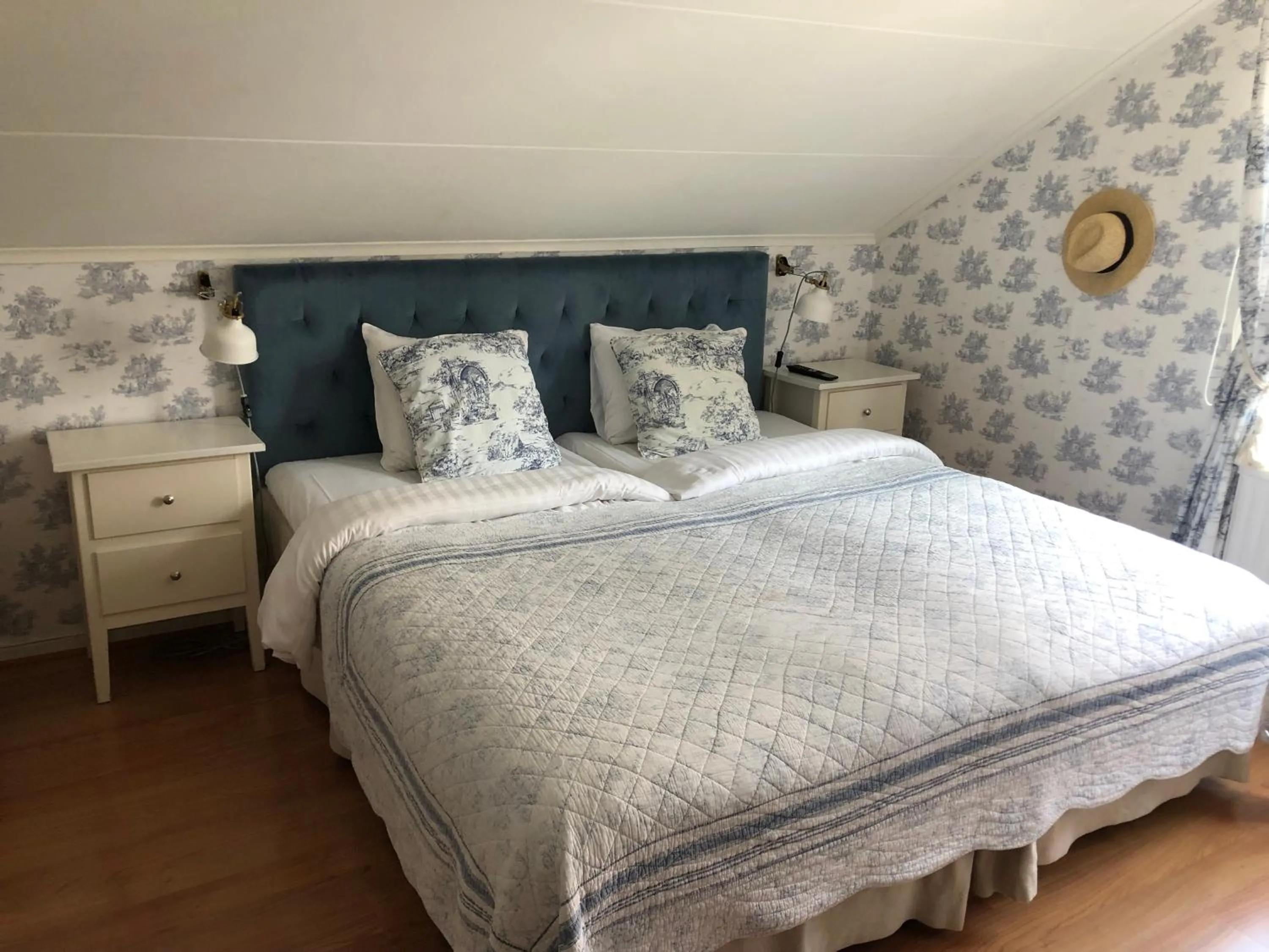 Bed in Nautic Hotell