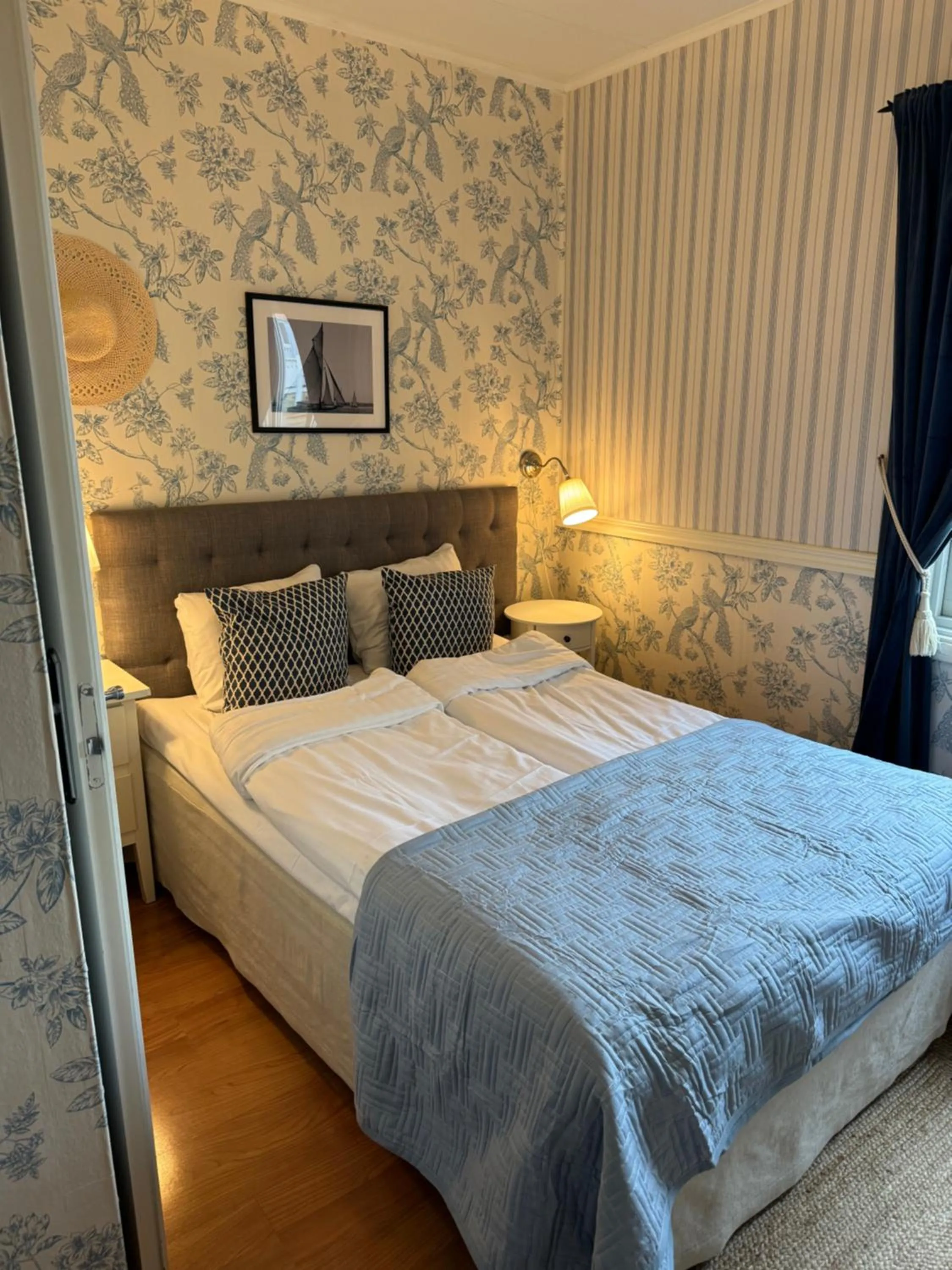 Bed in Nautic Hotell