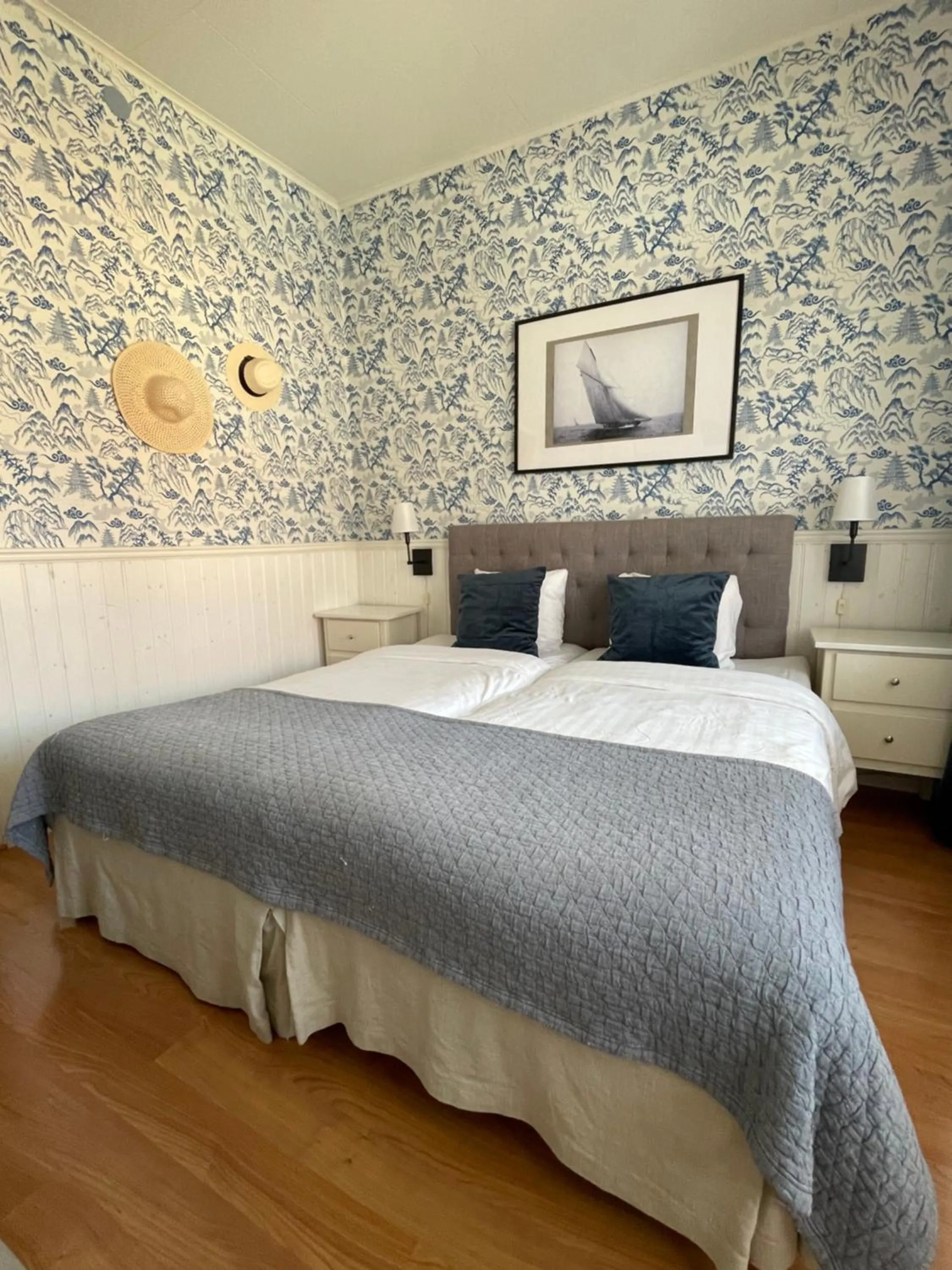 Bed in Nautic Hotell