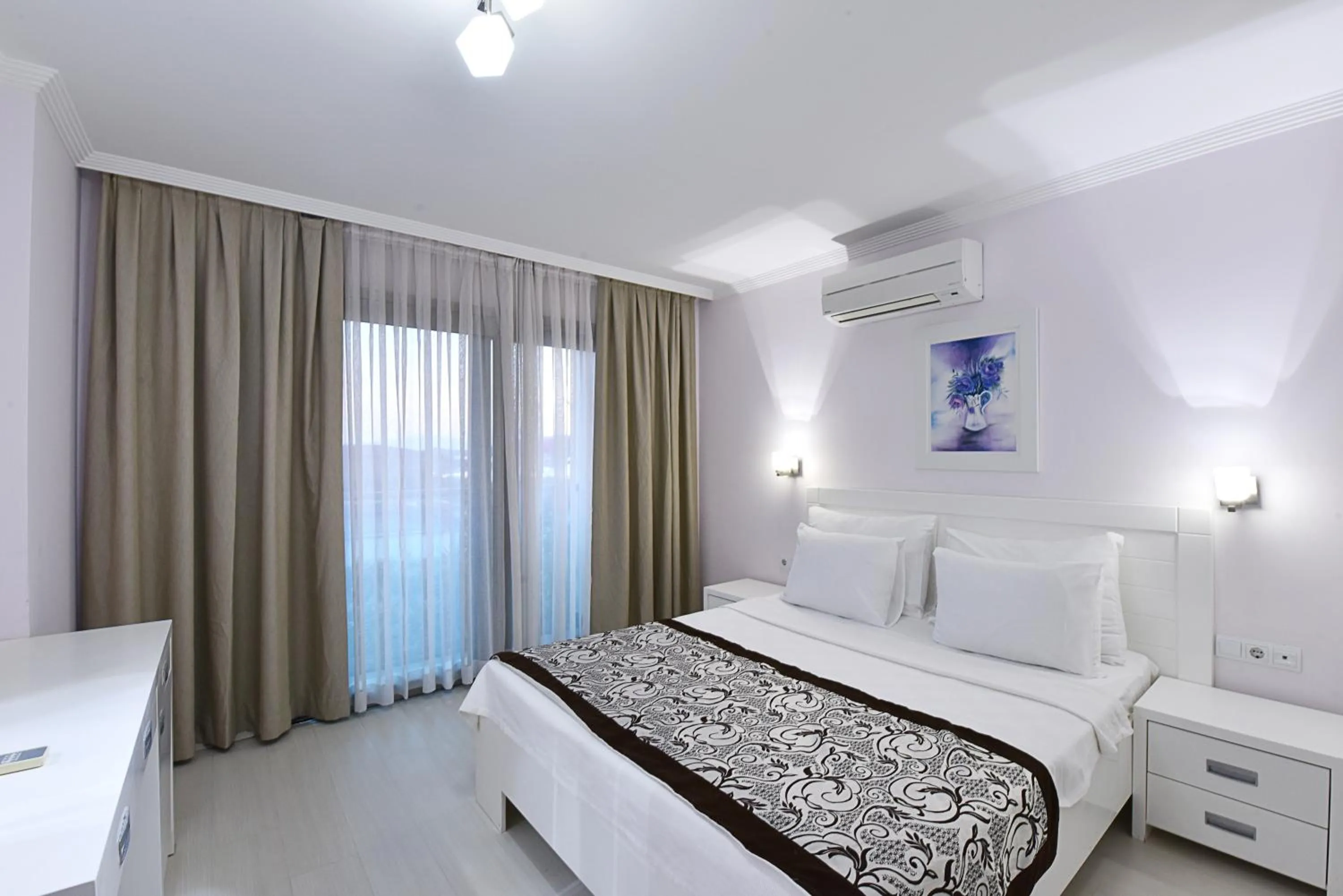 Bedroom, Bed in Royal Palm Residence