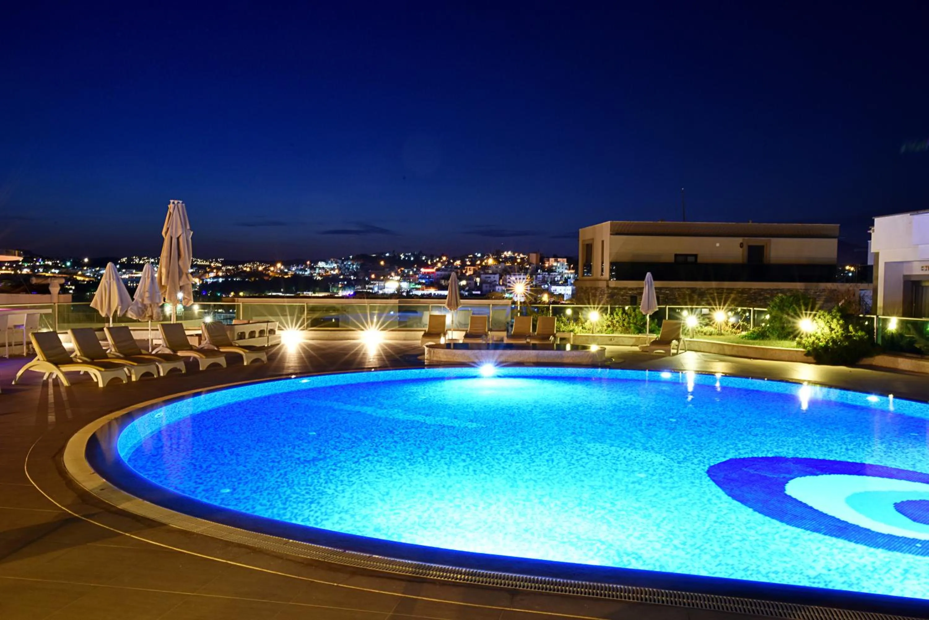 Swimming pool in Royal Palm Residence